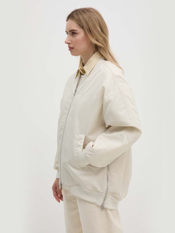 Calvin Klein dámský béžový bomber J20J223874 M