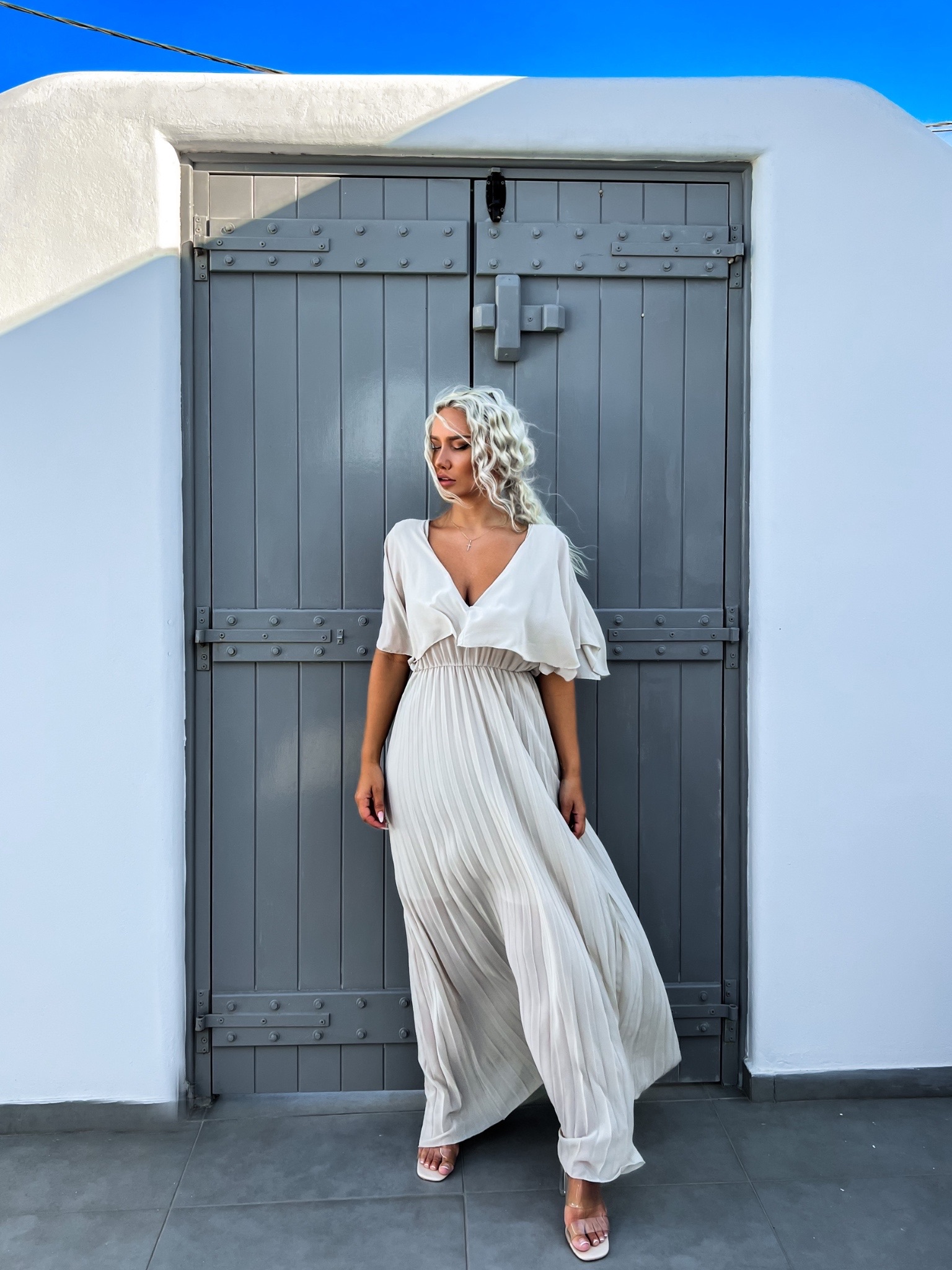 Béžové elegantní šaty PARFOMELLE s výsřihem do V - Obrázek 2