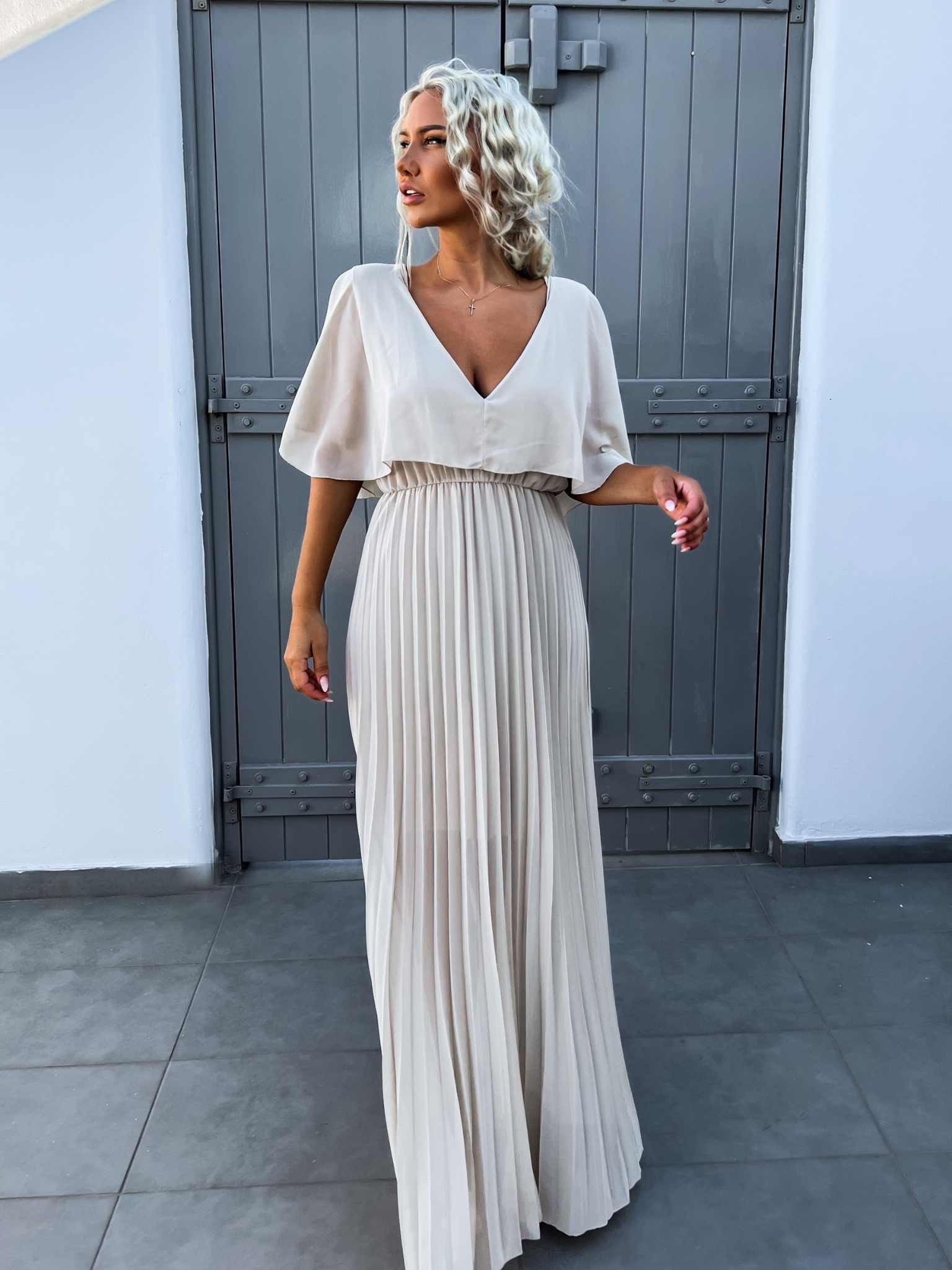 Béžové elegantní šaty PARFOMELLE s výsřihem do V - Obrázek 3