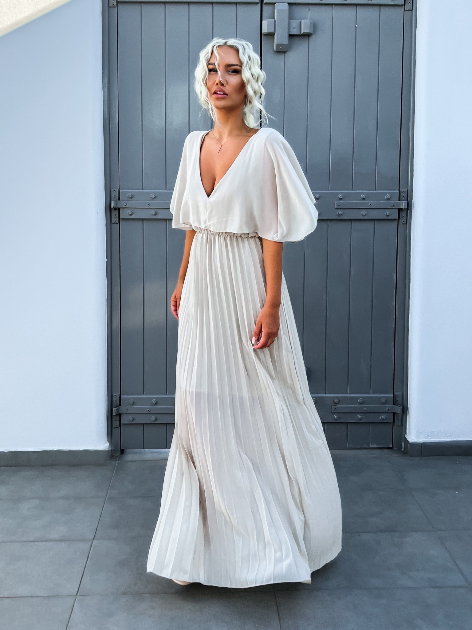 Béžové elegantní šaty PARFOMELLE s výsřihem do V