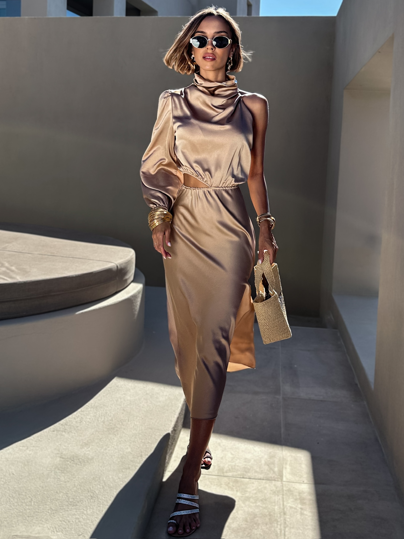 Béžové saténové šaty NEVER s průstřihem Velikost: ONESIZE - Obrázek 2