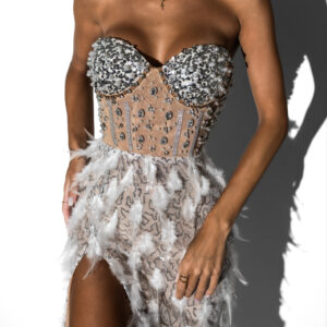 Béžové třpytivé šaty KILLUA s kamínky a peřím Velikost: L