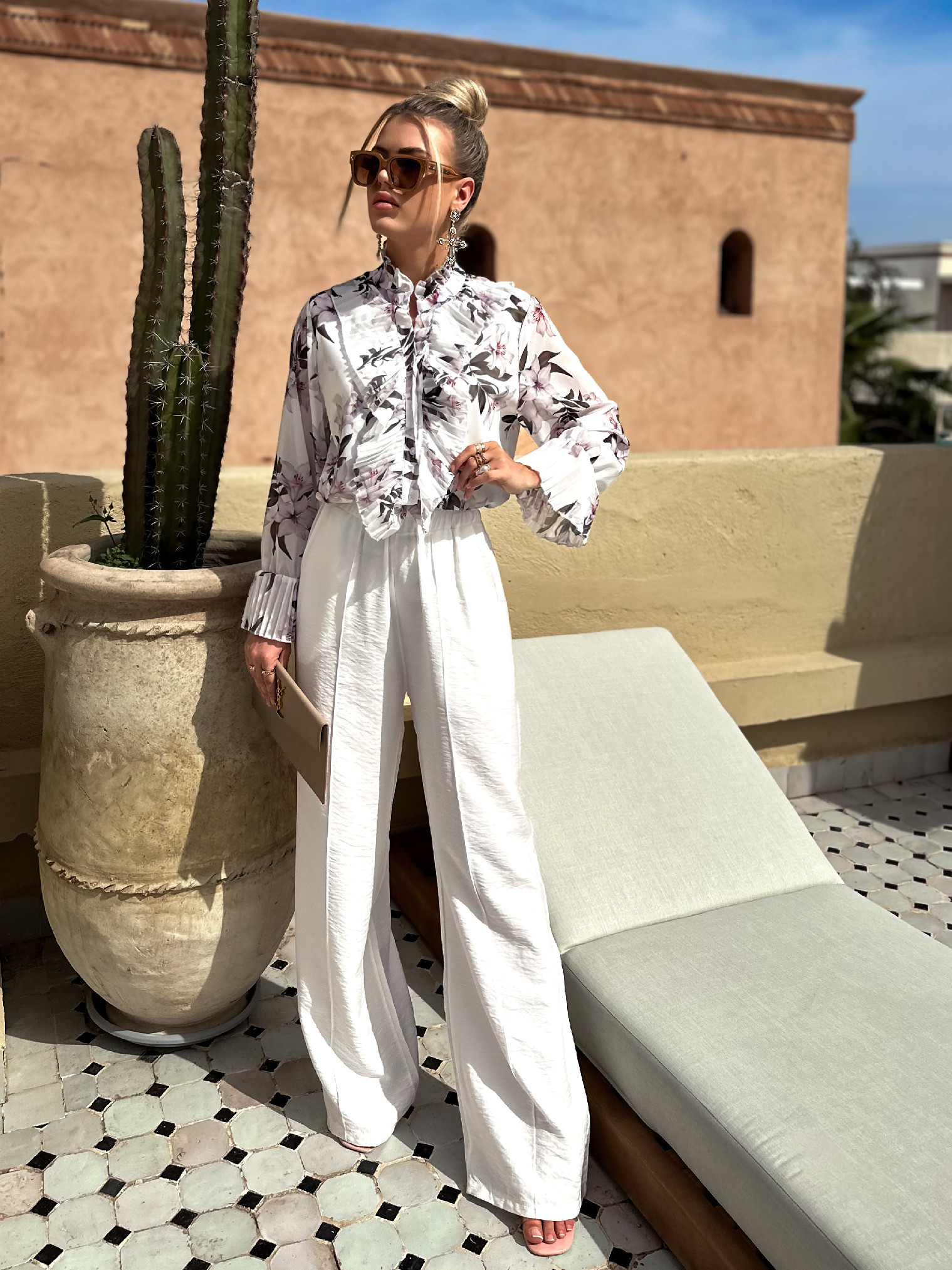 Bílá květinová halenka GINO se vzory Velikost: ONESIZE - Obrázek 3