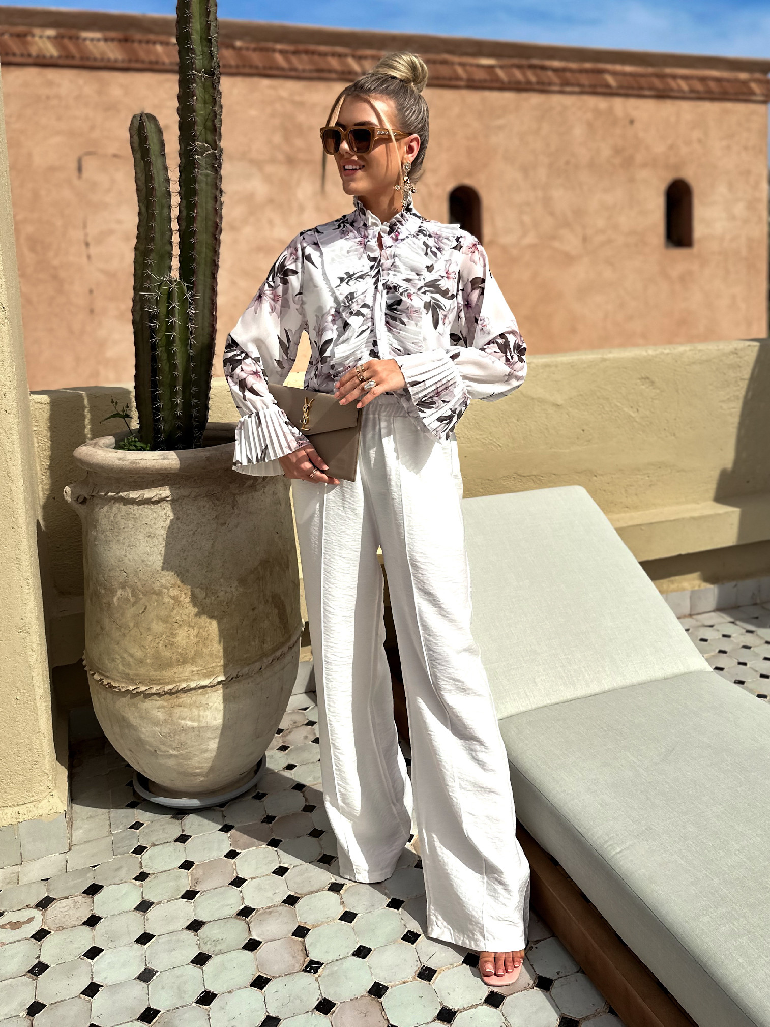 Bílá květinová halenka GINO se vzory Velikost: ONESIZE