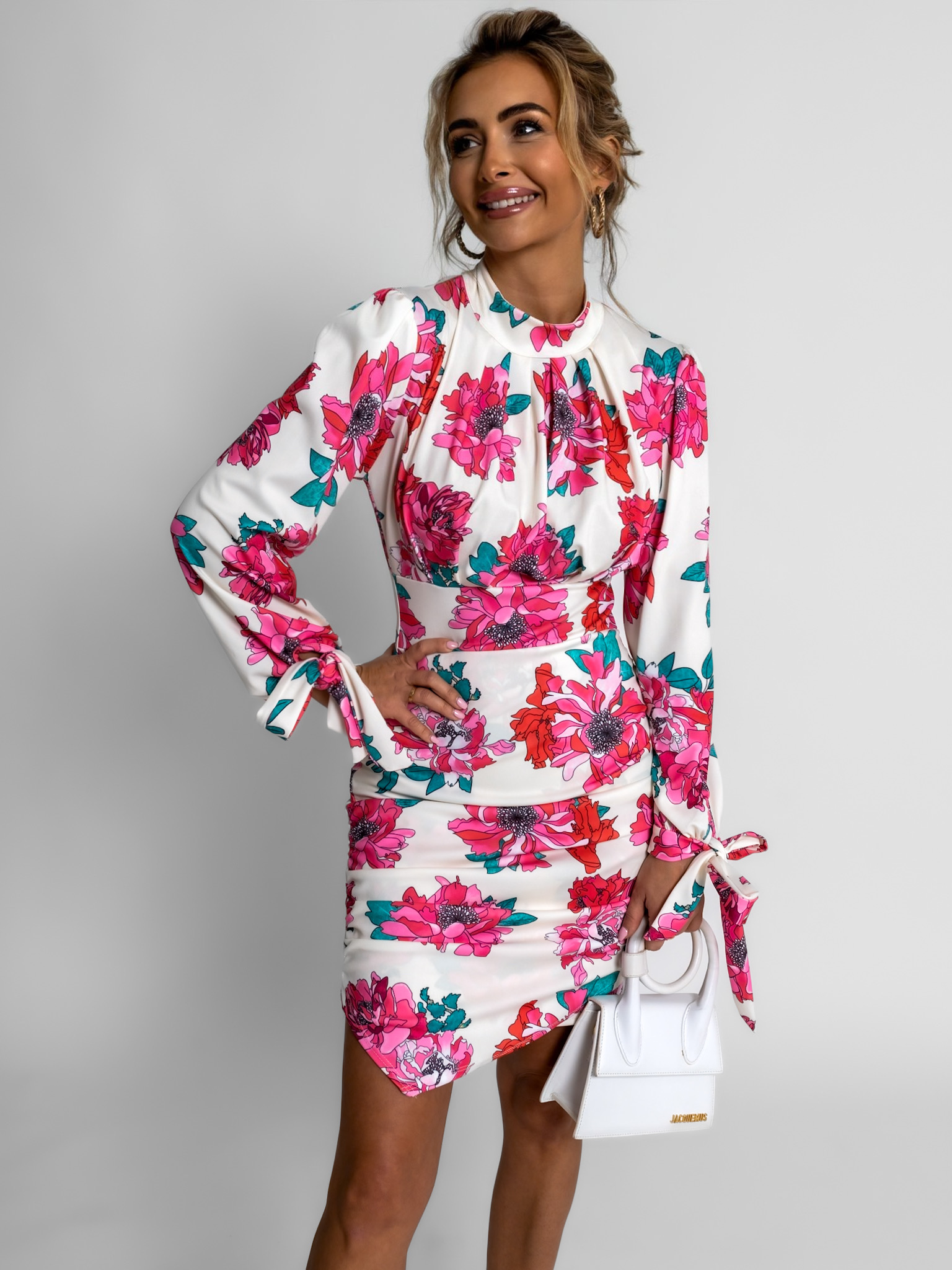 Bílé krátké šaty BRAIS s květinovým vzorem Velikost: ONESIZE