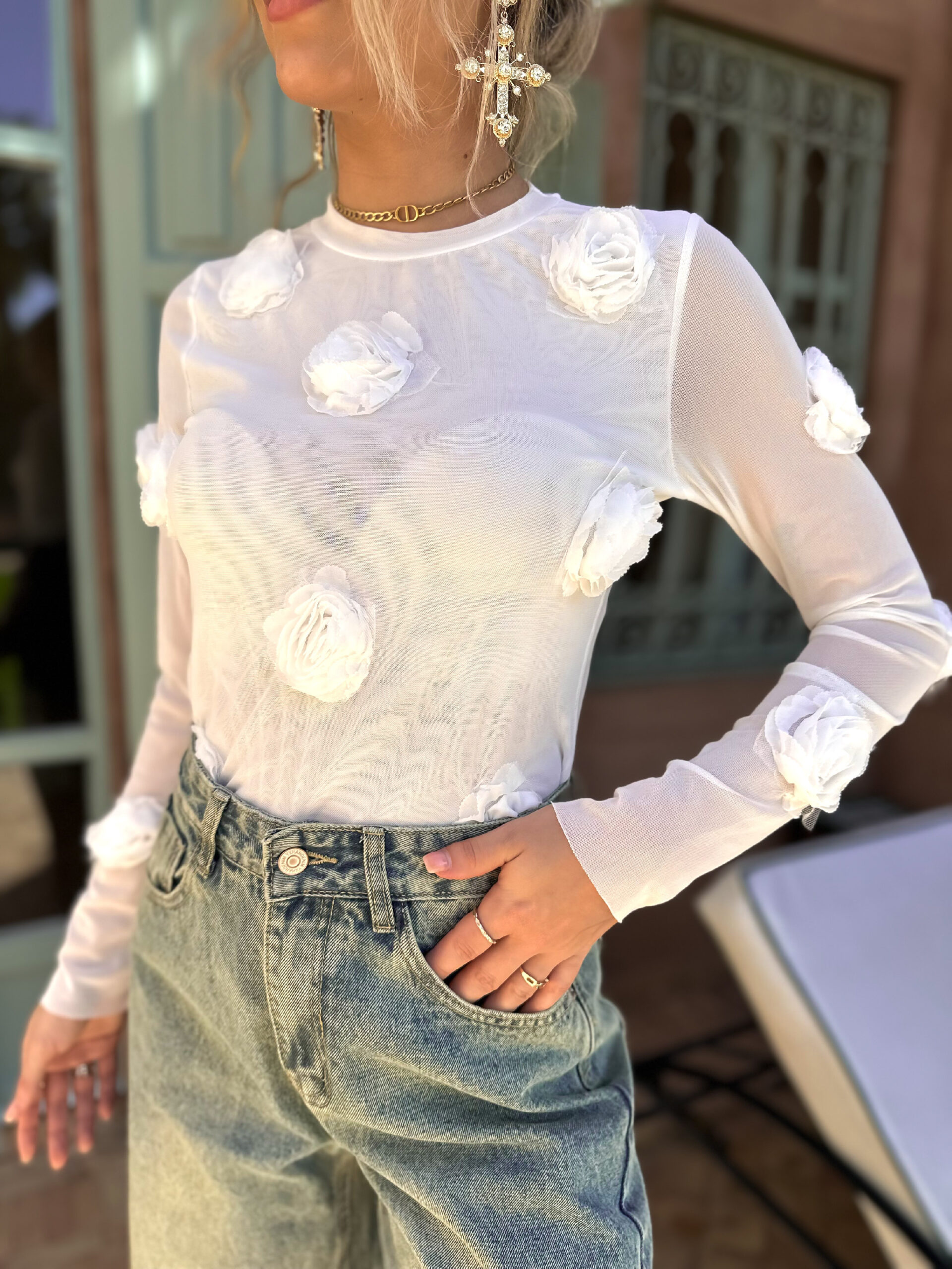 Bílé tričko ILLAI s aplikací kytek Velikost: M/L - Obrázek 2