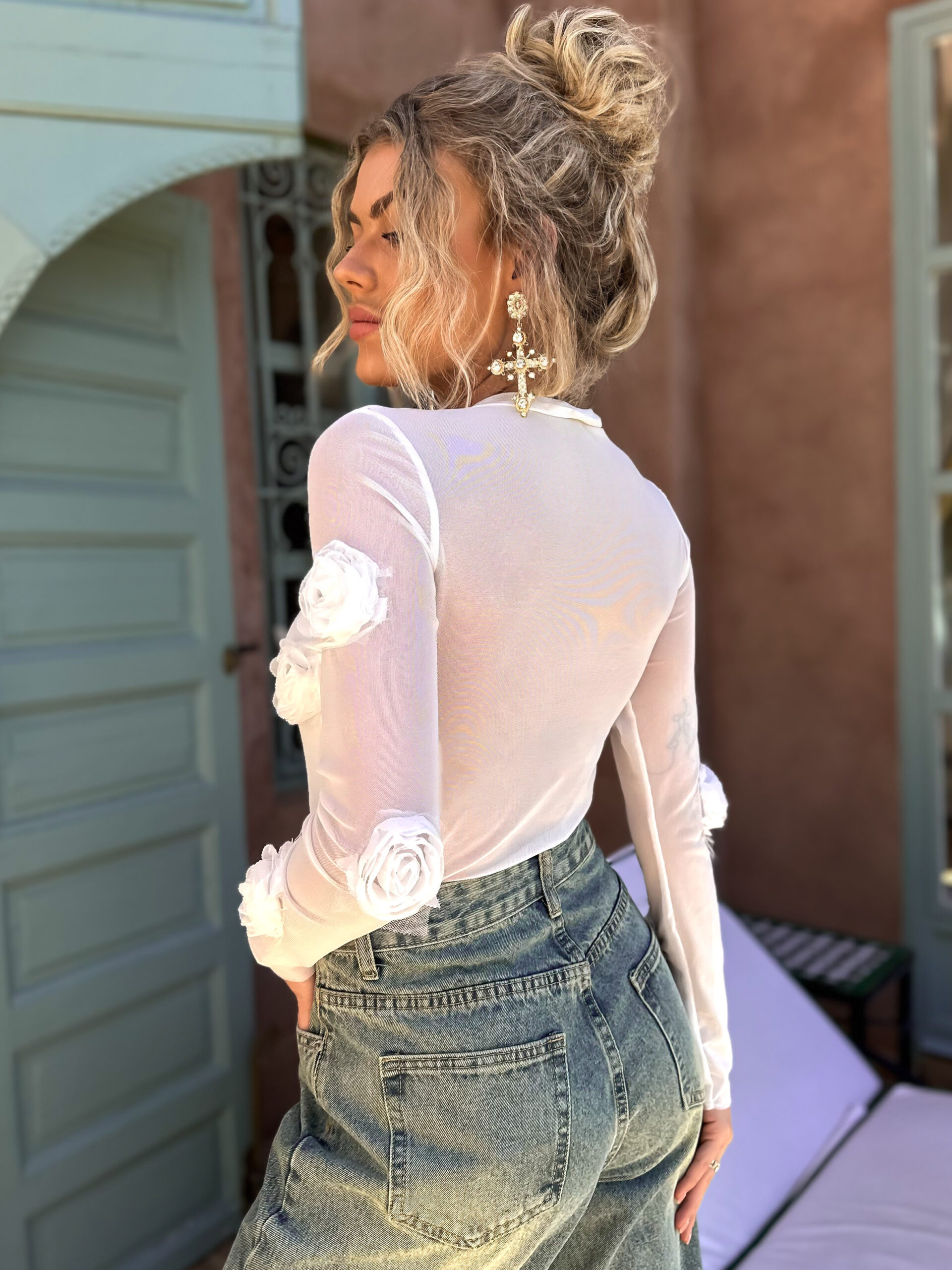 Bílé tričko ILLAI s aplikací kytek Velikost: M/L - Obrázek 3