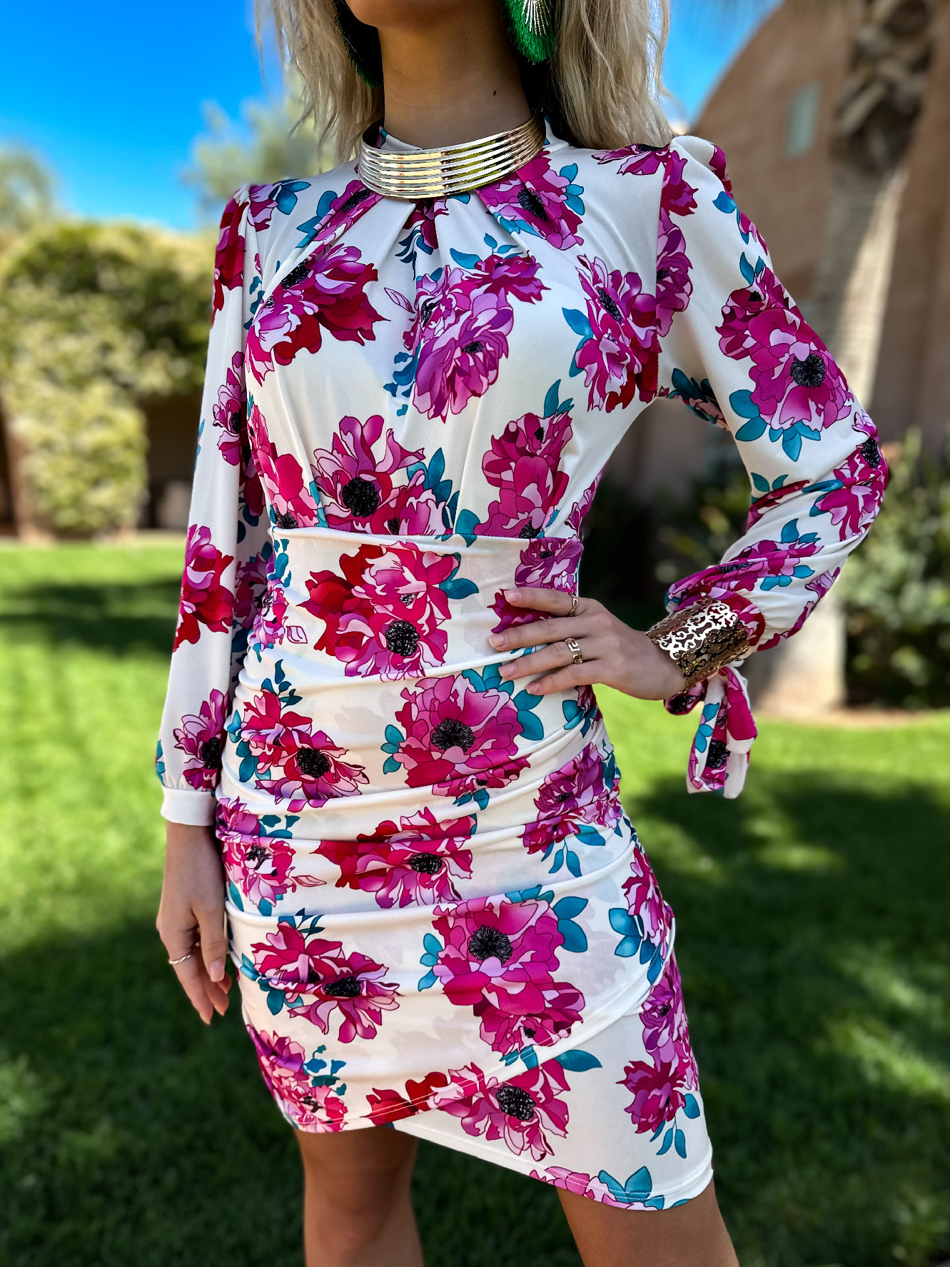 Bílorůžové krátké květinové šaty YARMUR s dlouhým rukávem Velikost: ONESIZE