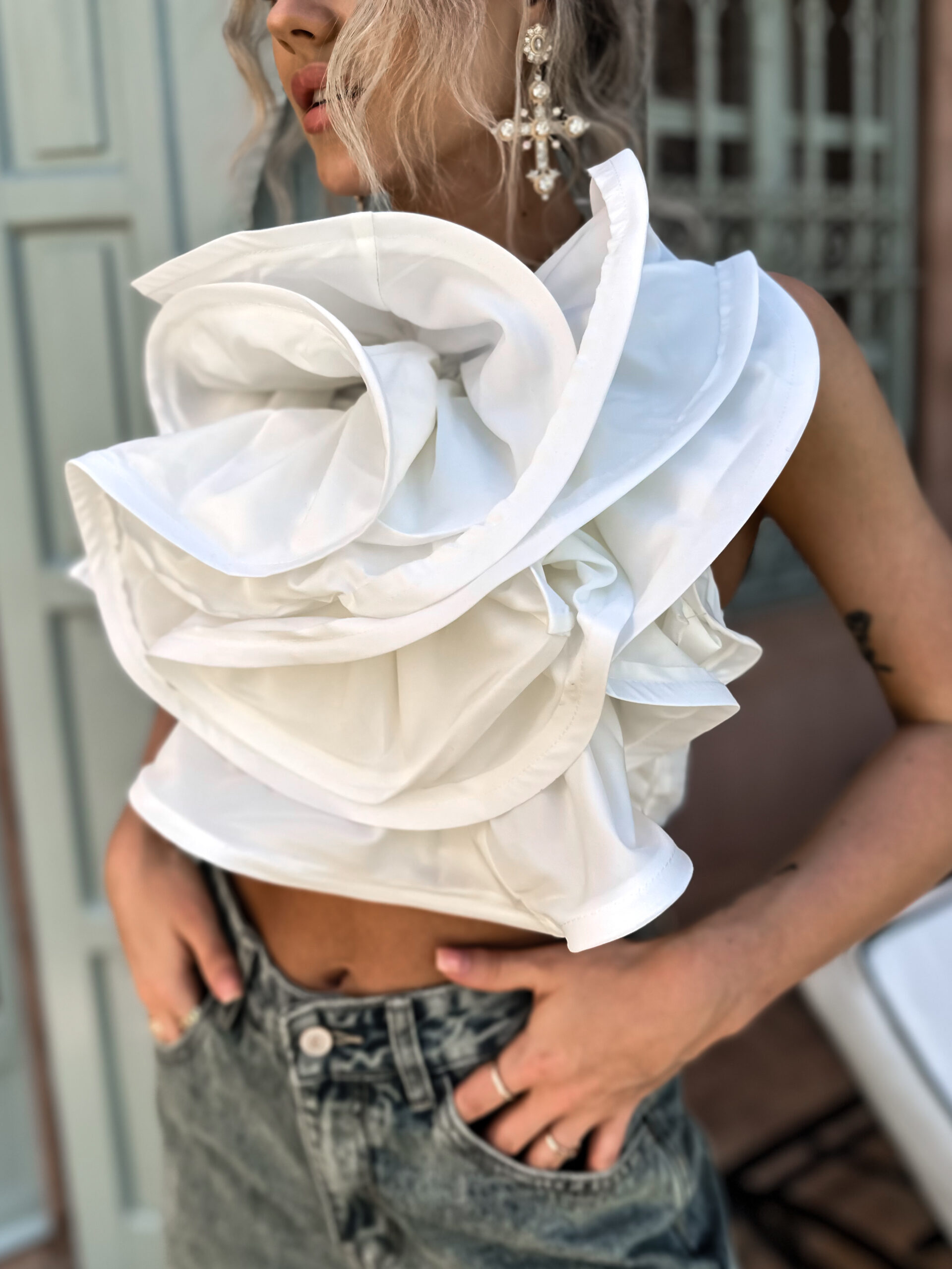 Bílý crop top DANNYS s velkou květinou Velikost: M/L - Obrázek 2