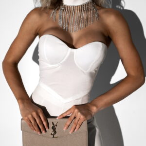 Bílý korzet MATHIAS se stříbrnou aplikací u krku Velikost: M/L
