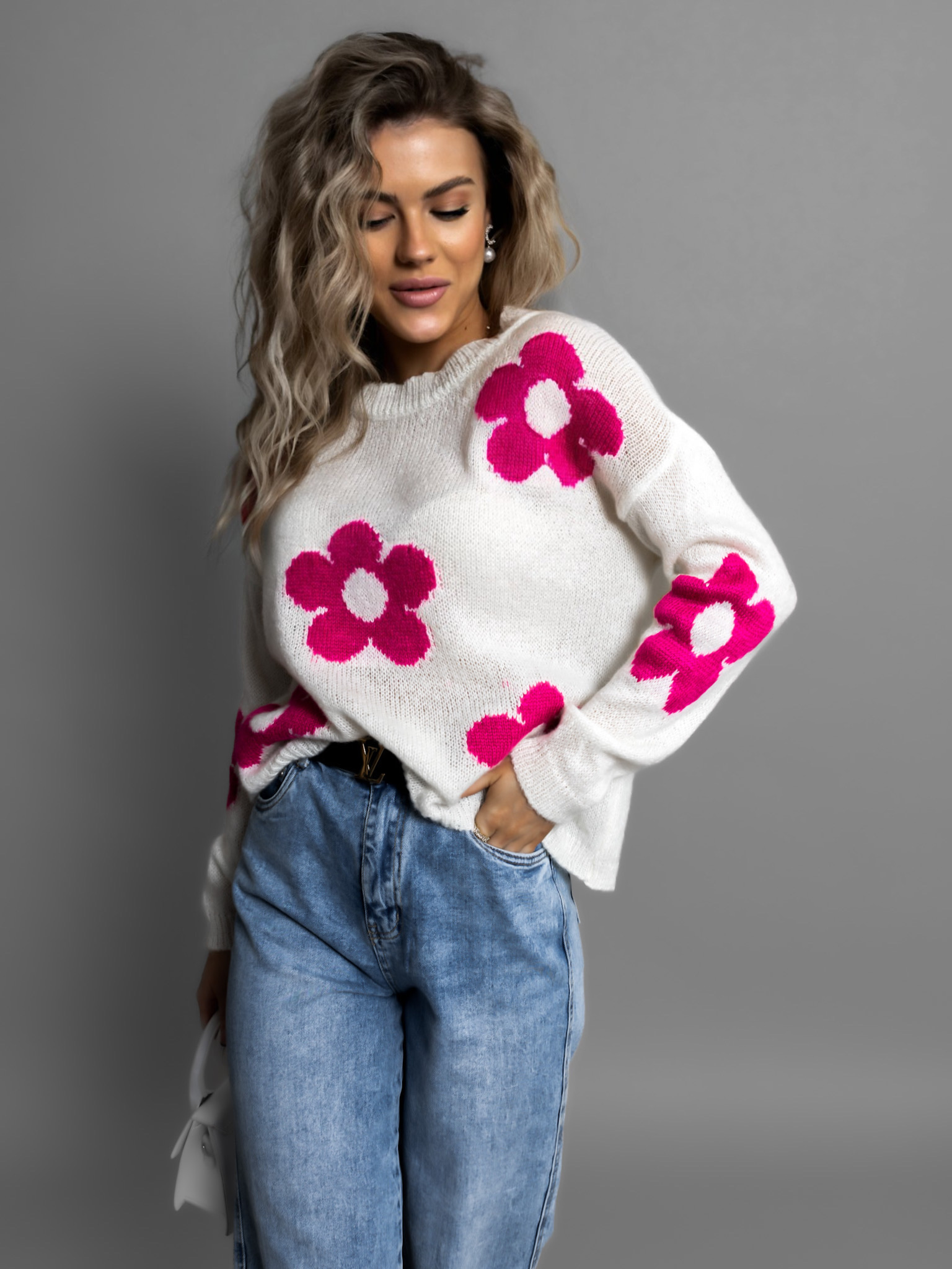 Bílý svetřík NAPLESI s květinovým vzorem Velikost: ONESIZE - Obrázek 3