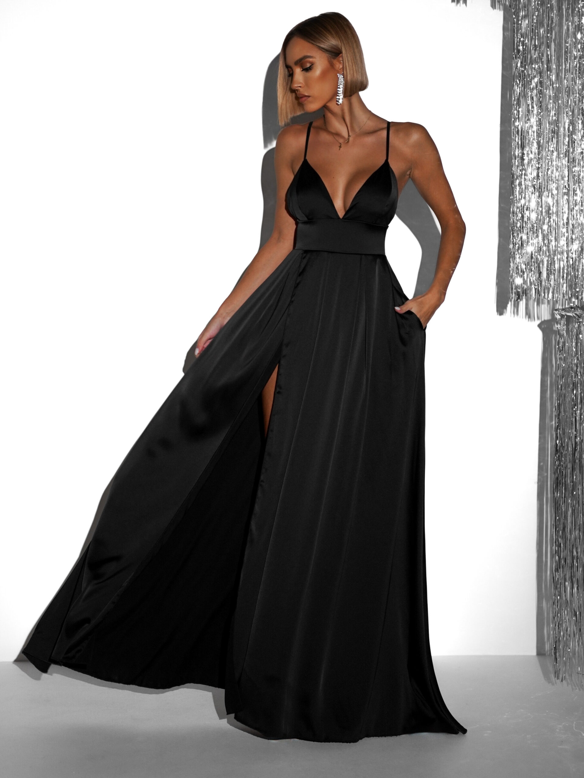 Černé dlouhé elegantní šaty BREALYN s kapsami Velikost: ONESIZE