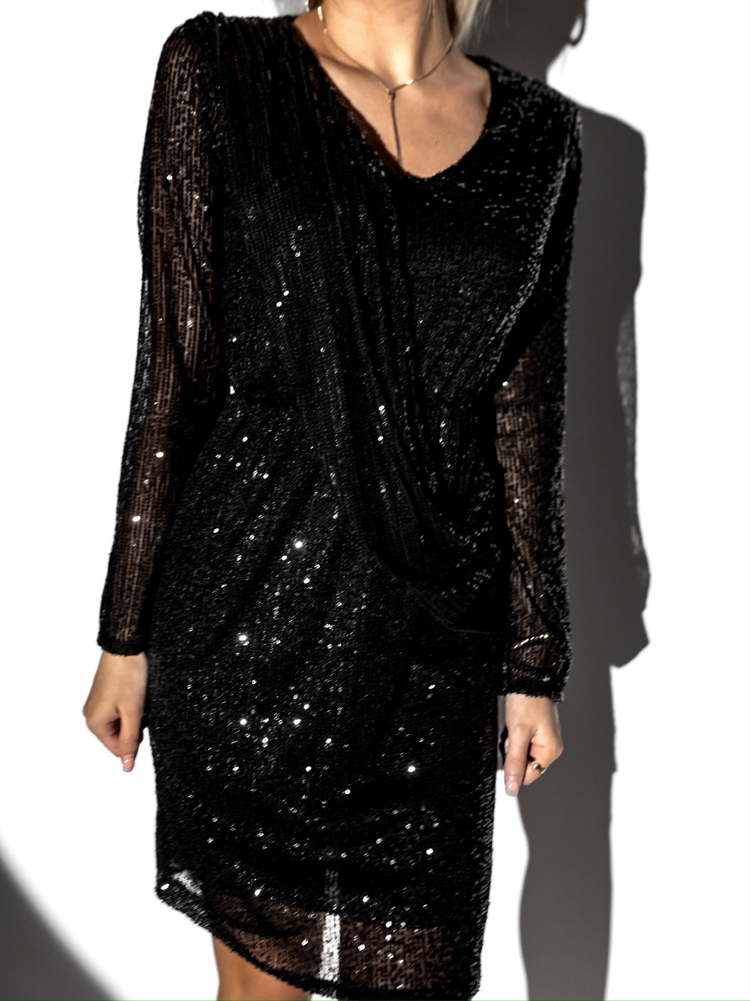 Černé koktejlové šaty EFIALTES s flitry Velikost: ONESIZE - Obrázek 3