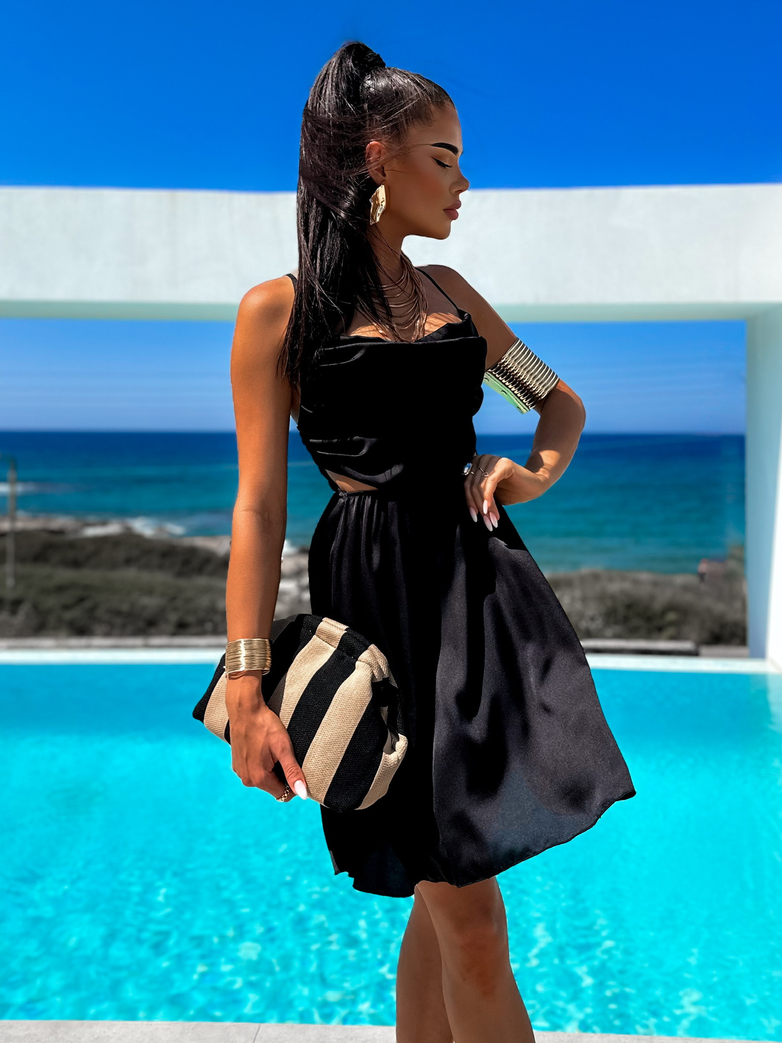 Černé lesklé elegantní šaty JEWELRY s průstřihy - Obrázek 2