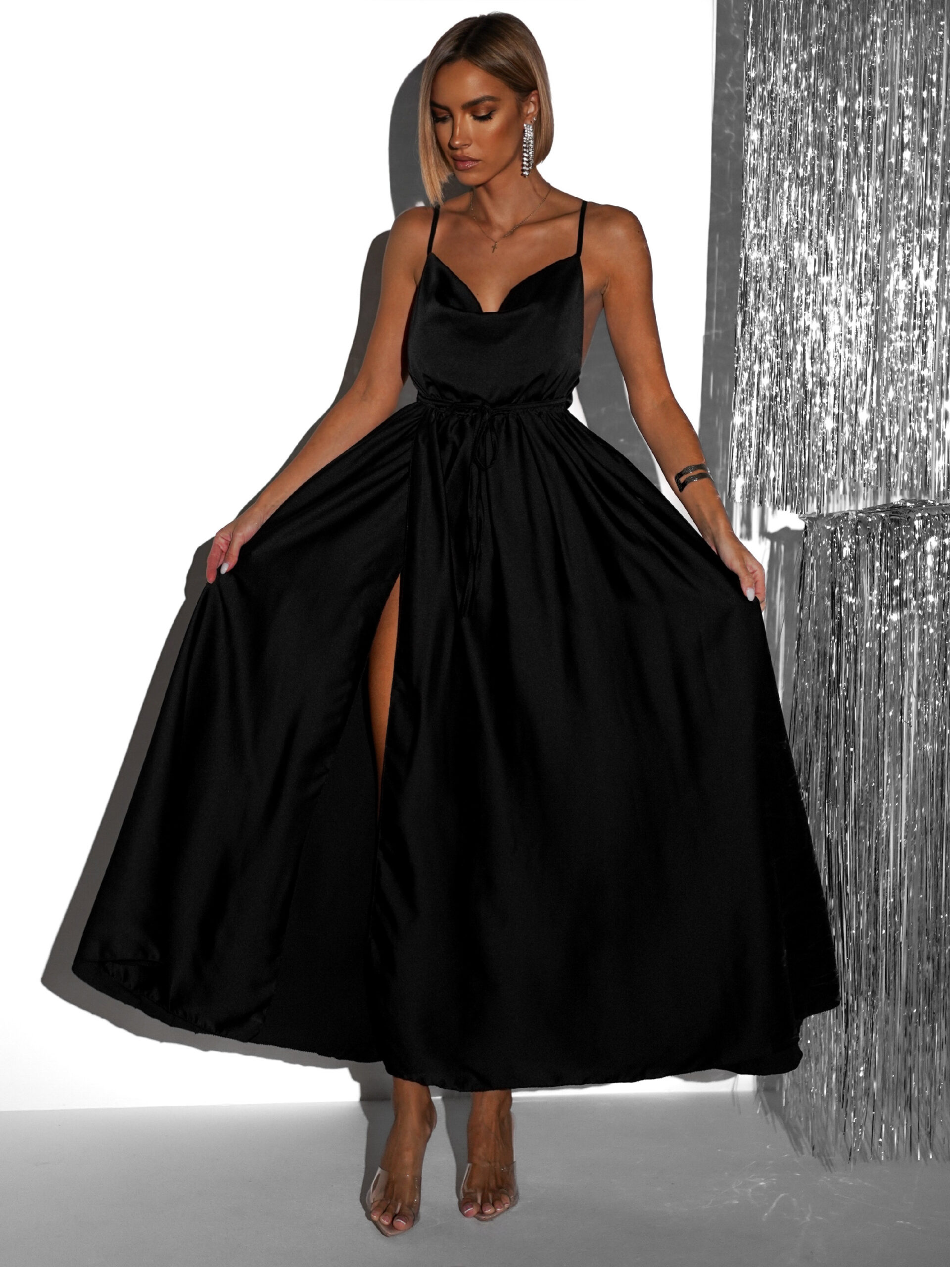 Černé lesklé elegantní šaty YASMINE s rozparkem Velikost: ONESIZE - Obrázek 2