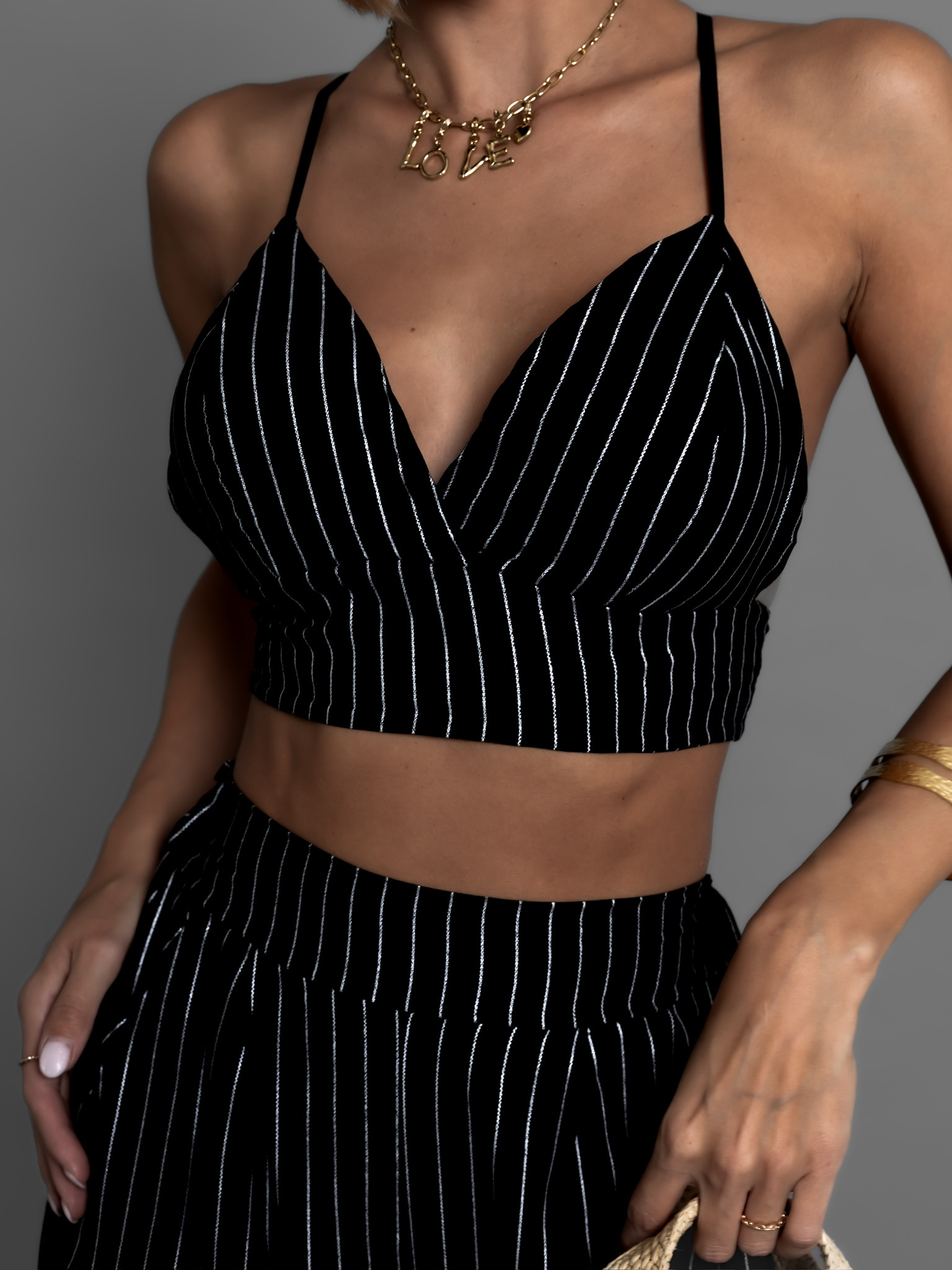 Černý sexy crop top LEEKS s proužky Velikost: ONESIZE - Obrázek 2