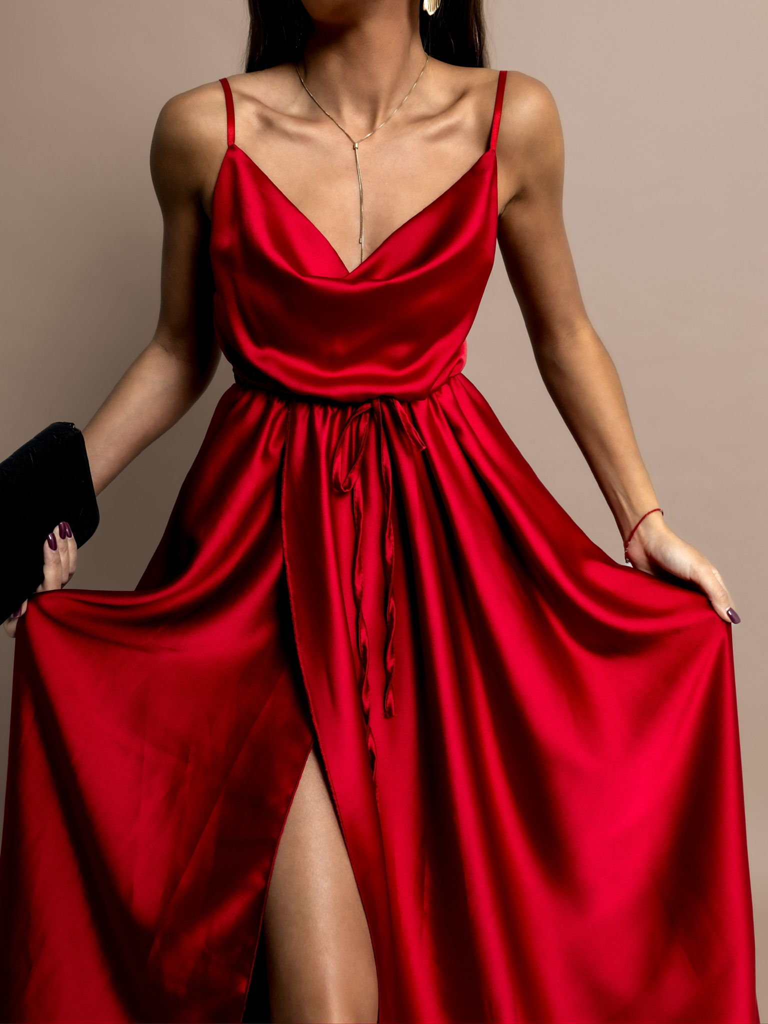 Červené lesklé elegantní šaty YASMINE s rozparkem - Obrázek 2