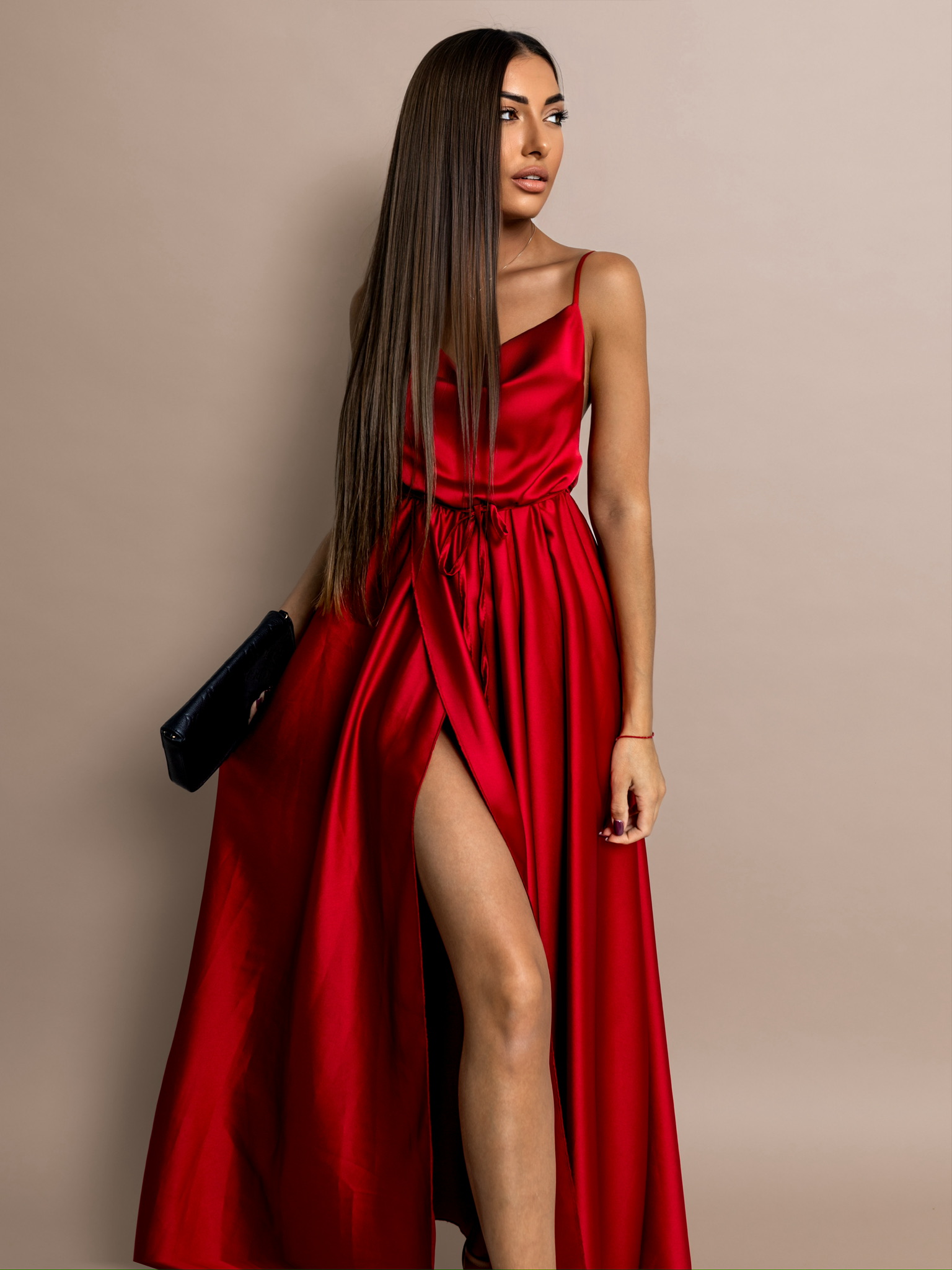 Červené lesklé elegantní šaty YASMINE s rozparkem - Obrázek 3