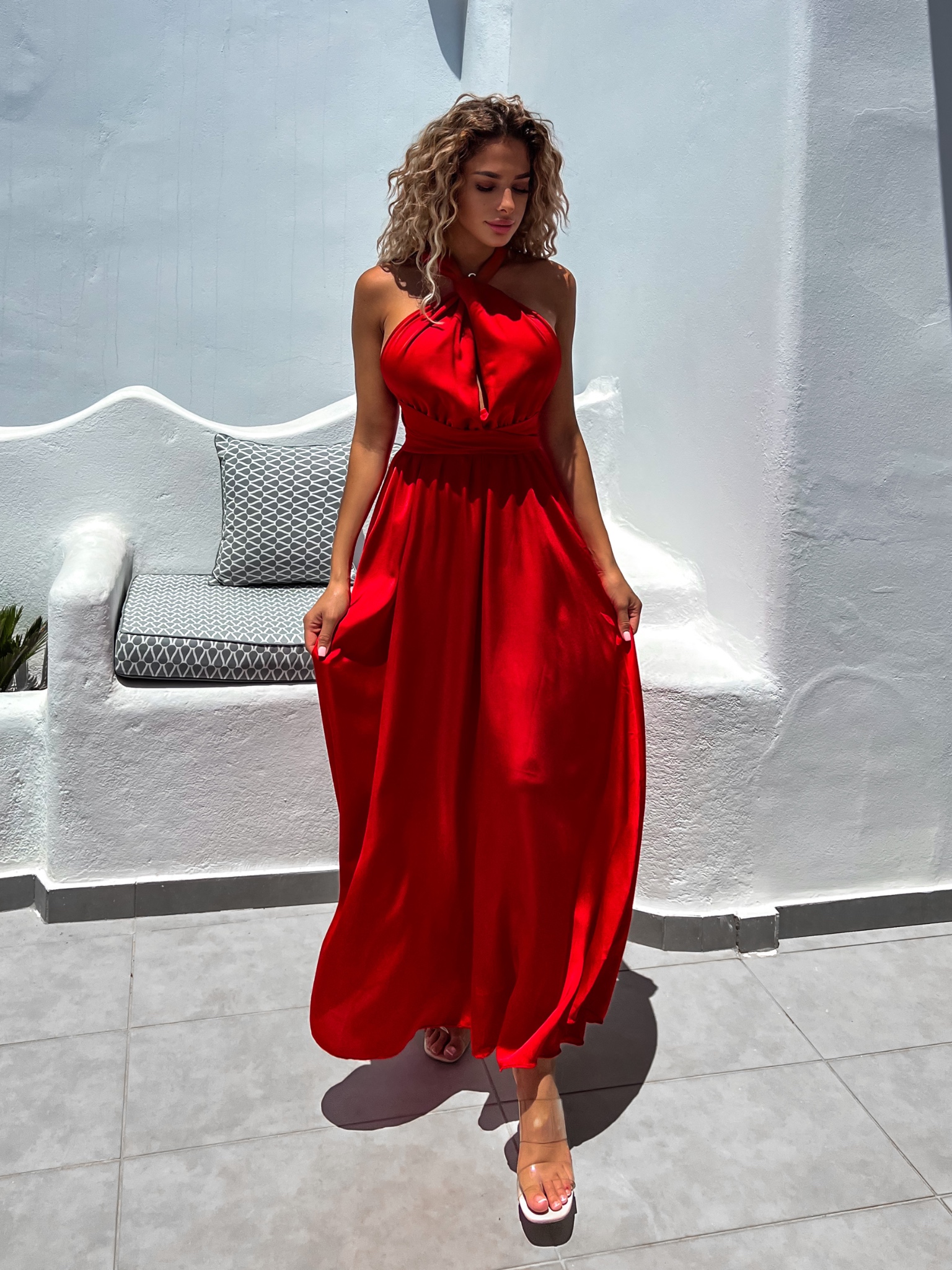 Červené lesklé šaty VALERDI s variabilním vázáním a rozparkem - Obrázek 2