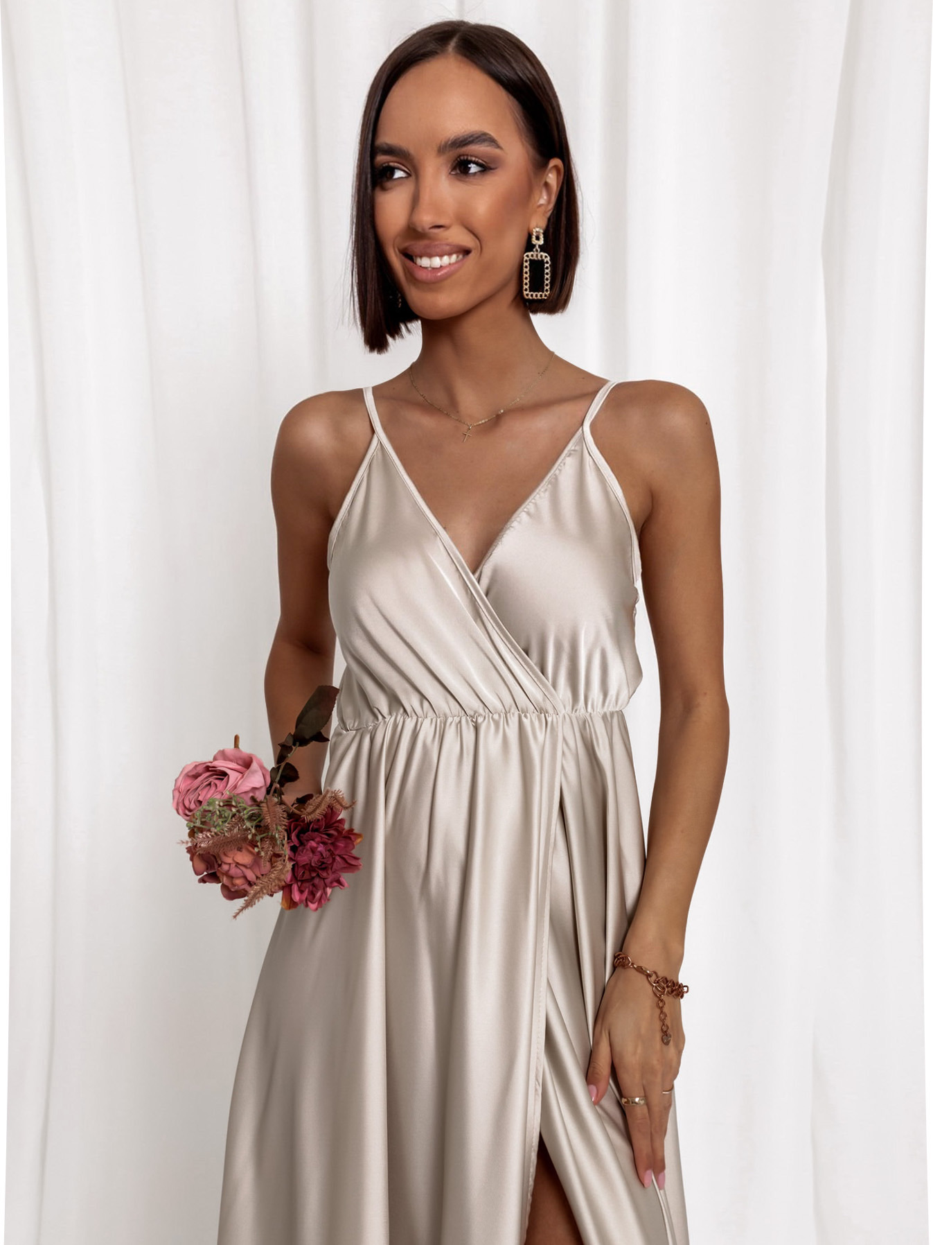 Krémové dlouhé lesklé šaty PERFECTLY - Obrázek 3