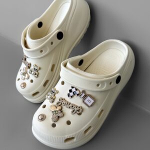 Krémové nazouváky SUSIE s ozdobami ve stylu crocs Velikost: 40-41