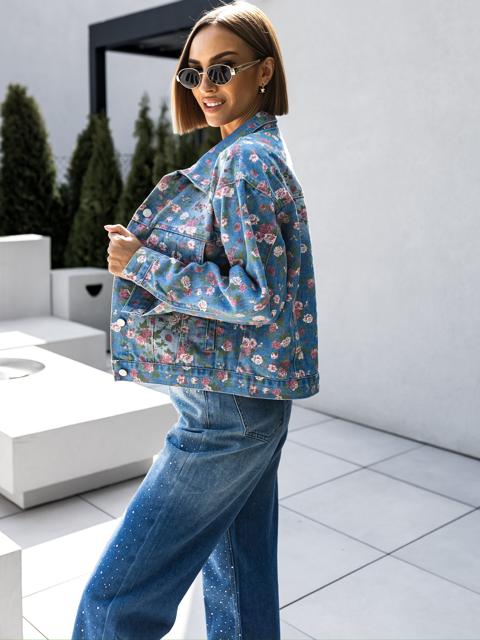 Modrá květovaná džínová bunda OGNJAJ s kytičkami Velikost: ONESIZE - Obrázek 2