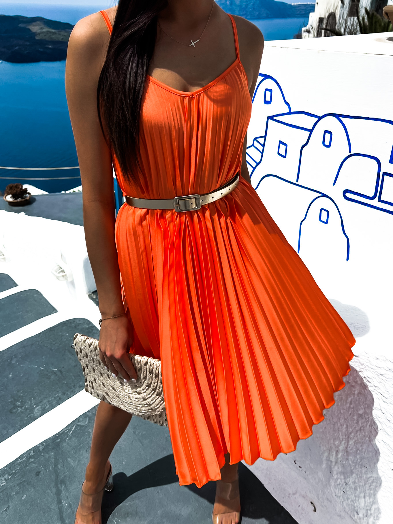 Oranžové lesklé plisované šaty CLAURA se zlatým páskem - Obrázek 2