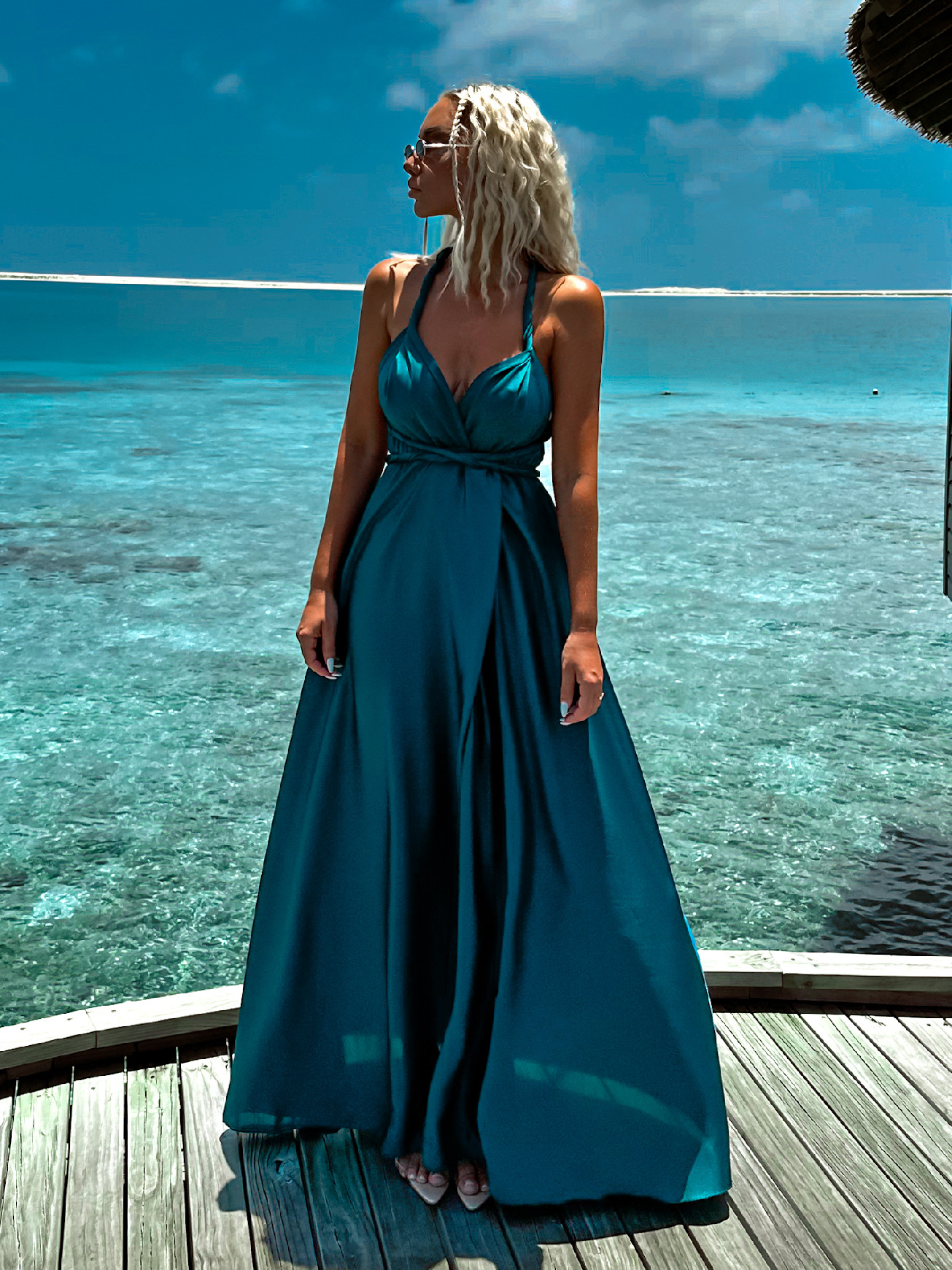 Petrolejové dlouhé šaty VALERDI s variabilním vázáním a rozparkem Velikost: ONESIZE