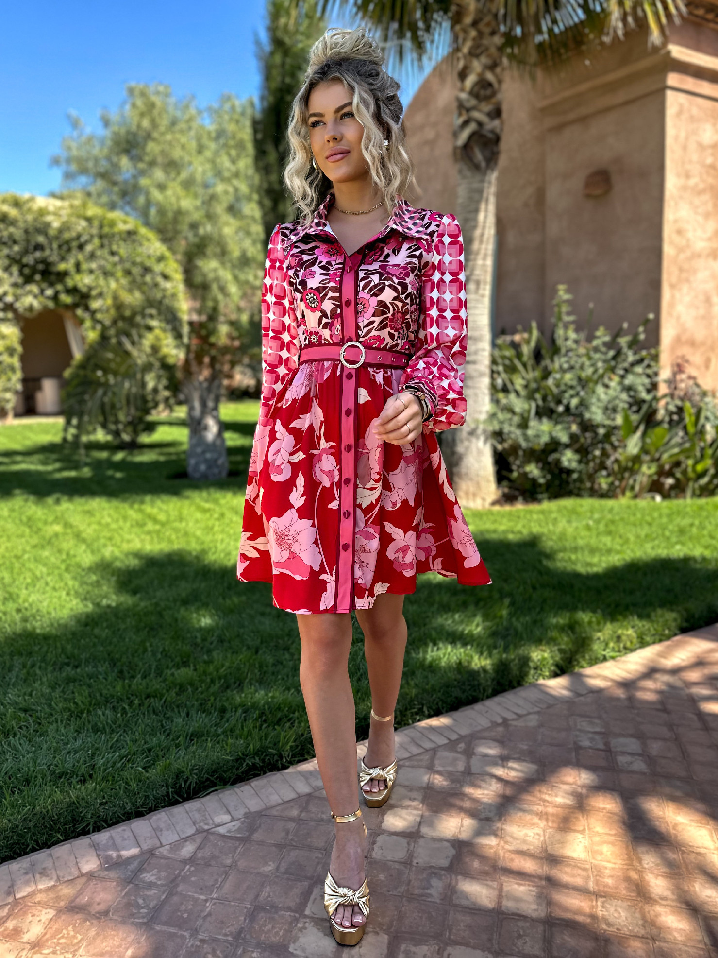 Růžové krátké košilové šaty FULVIN s páskem Velikost: M/L - Obrázek 3