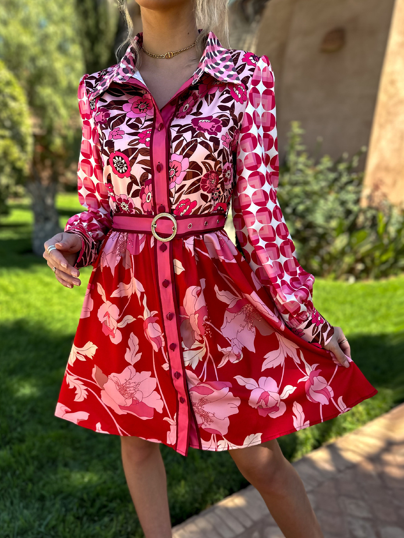 Růžové krátké košilové šaty FULVIN s páskem Velikost: M/L