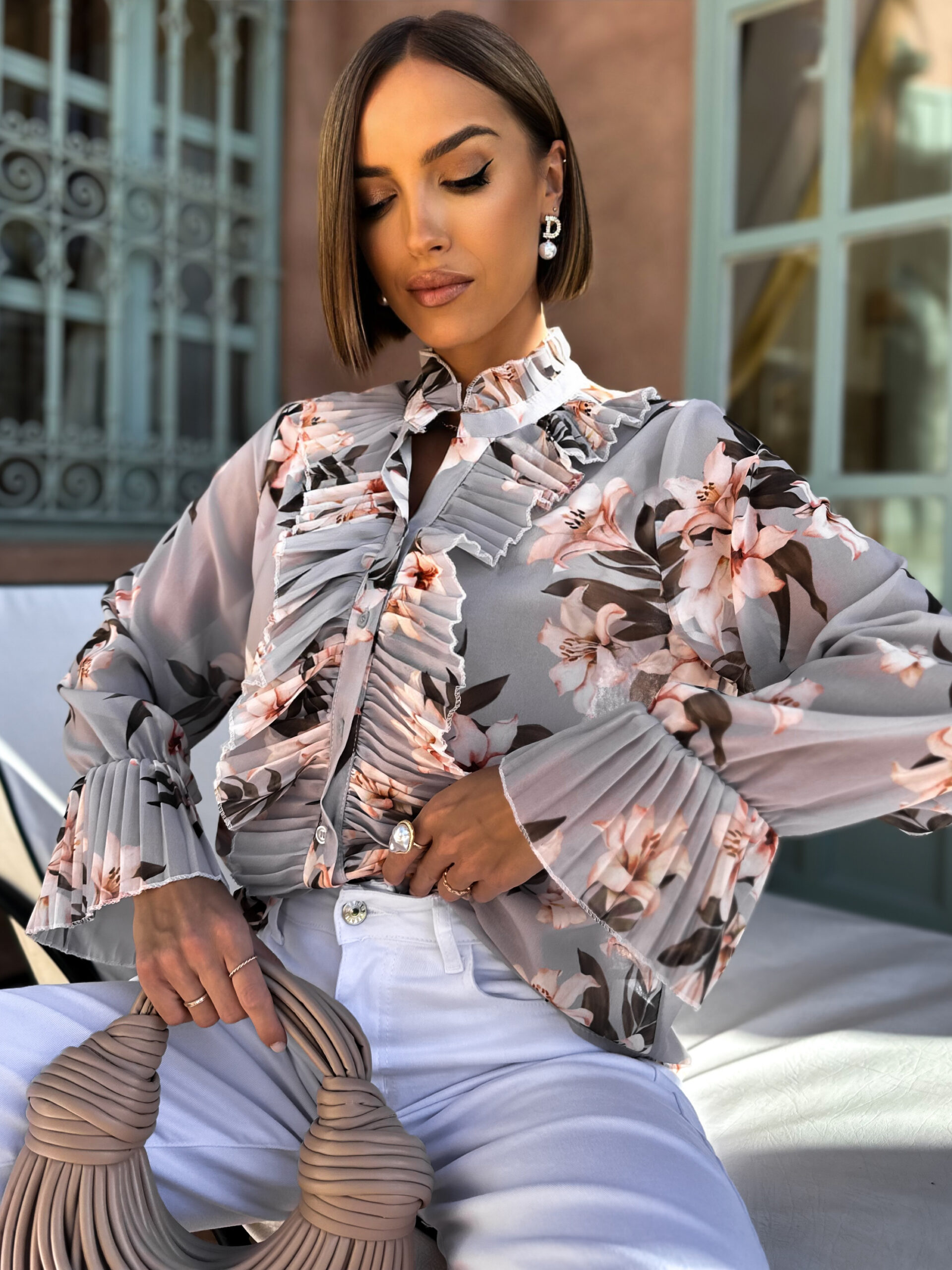 Šedá květinová halenka GINO s volány Velikost: ONESIZE - Obrázek 2