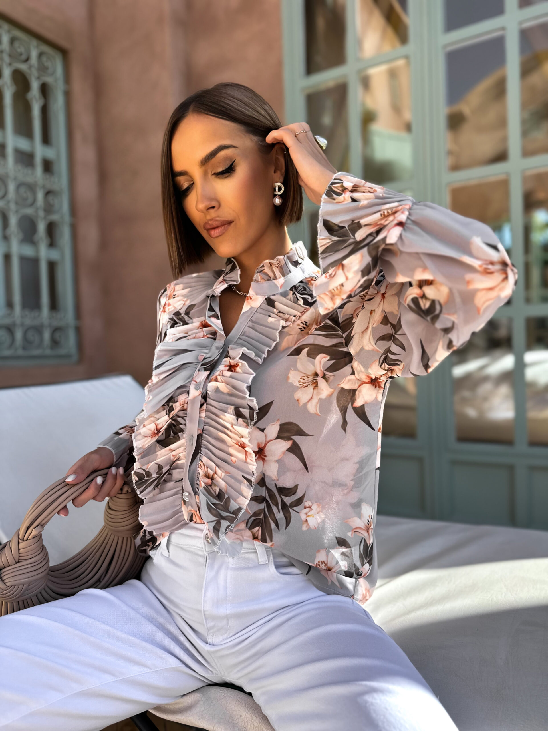 Šedá květinová halenka GINO s volány Velikost: ONESIZE - Obrázek 3