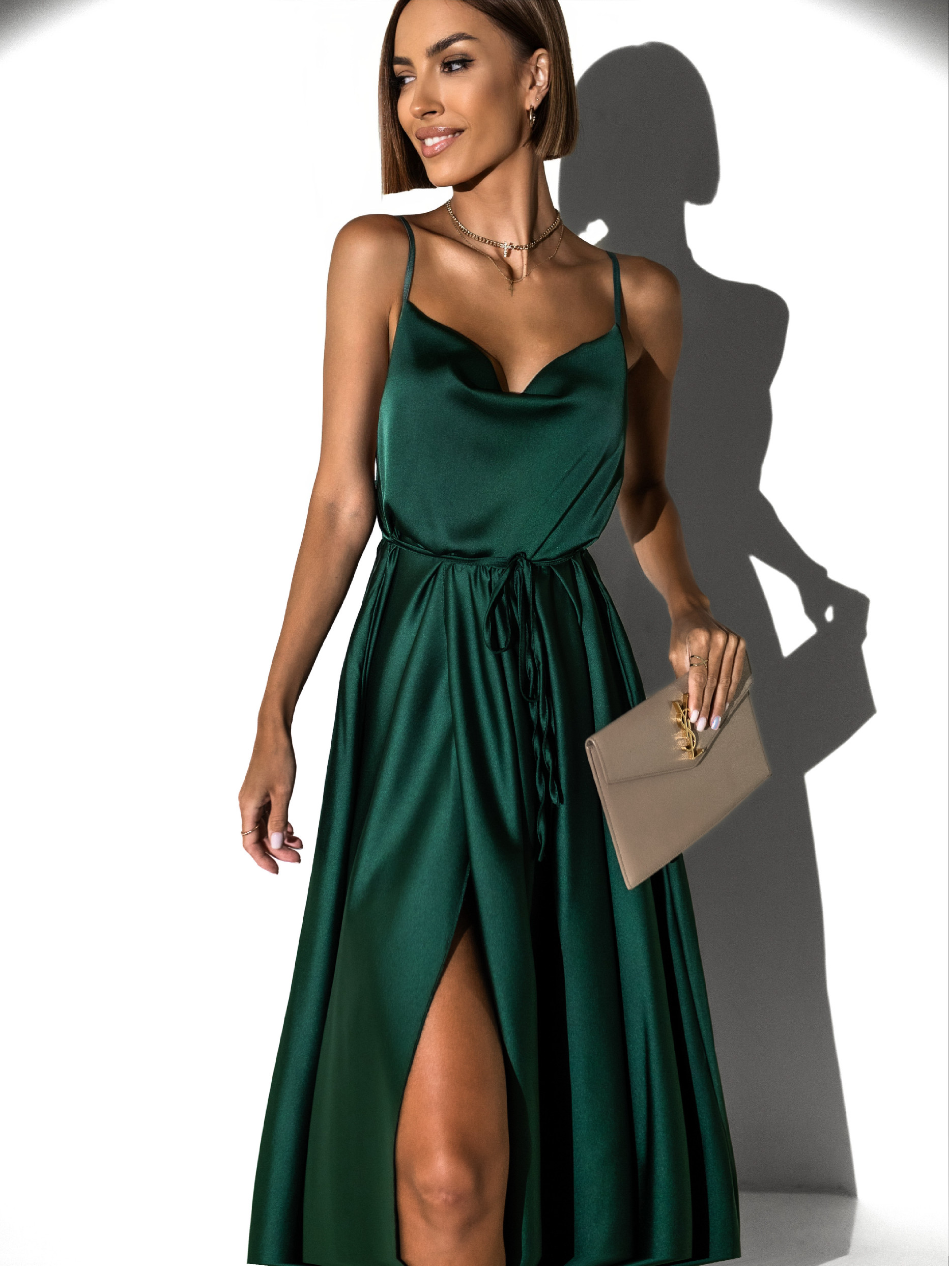 Smaragdové lesklé elegantní šaty YASMINE s rozparkem Velikost: ONESIZE - Obrázek 2