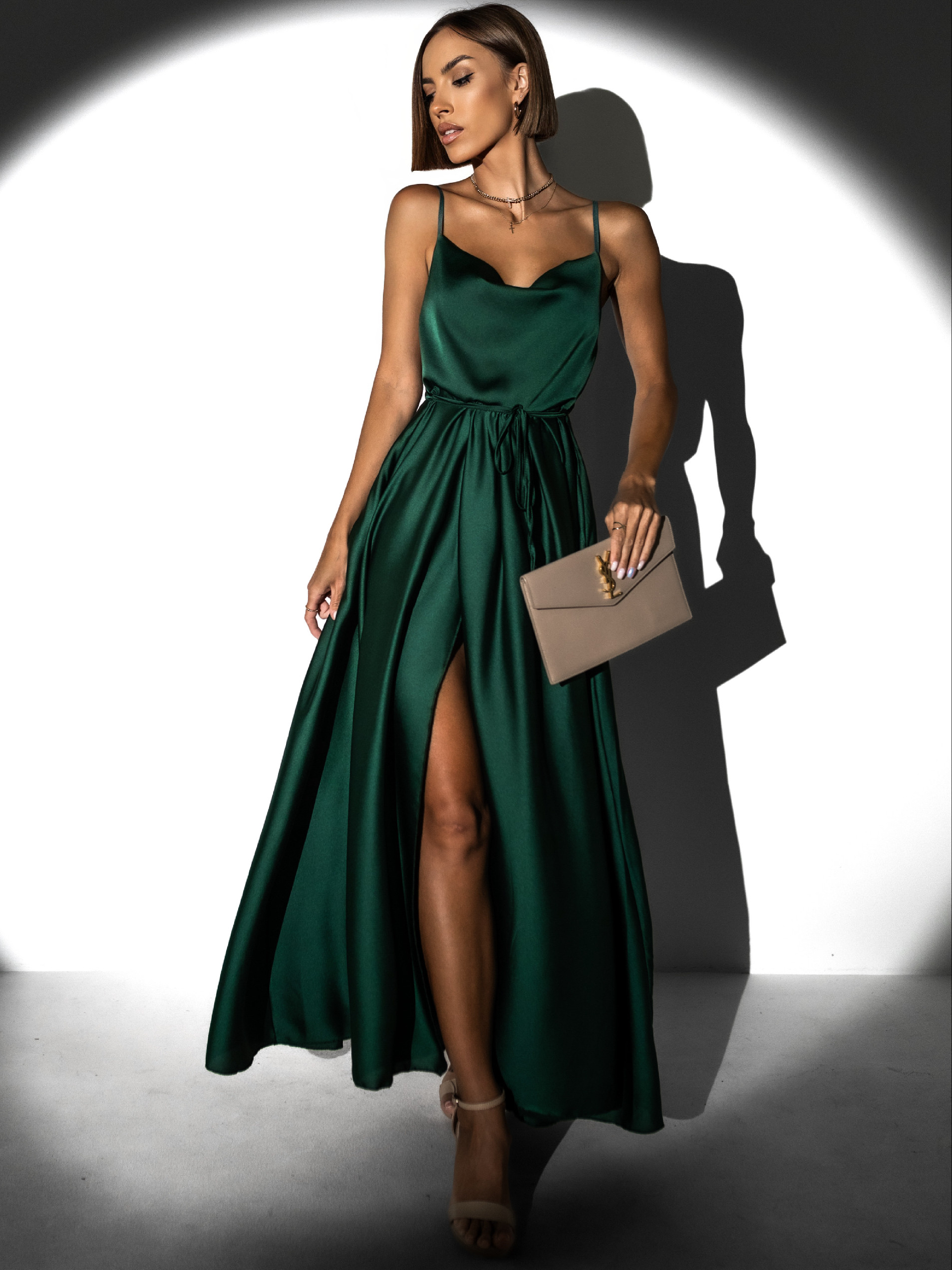 Smaragdové lesklé elegantní šaty YASMINE s rozparkem Velikost: ONESIZE - Obrázek 3