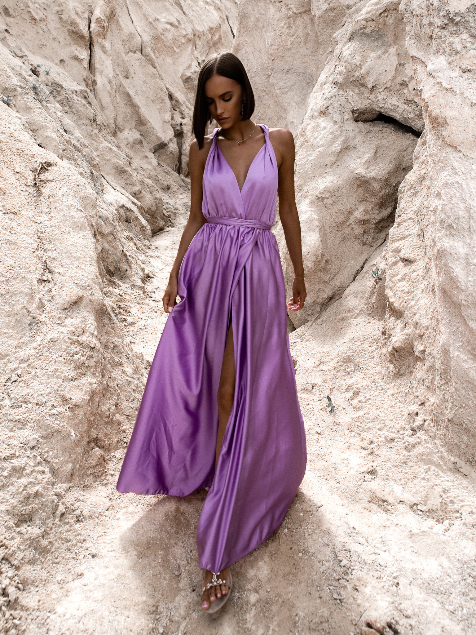 Světle fialové lesklé šaty VALERDI s variabilním vázáním a rozparkem