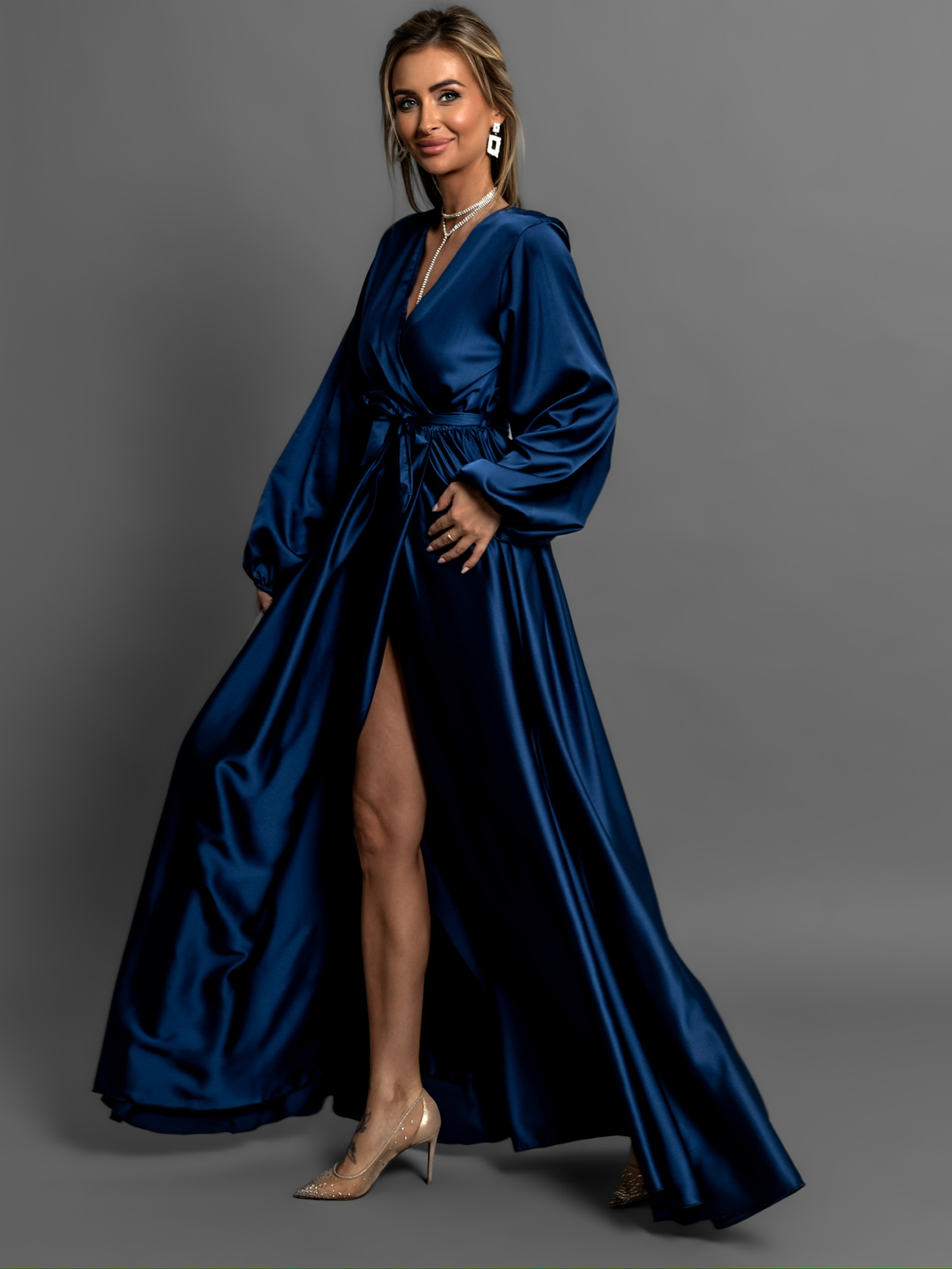 Tmavě modré dlouhé saténové šaty WOMAN s dlouhým rukávem - Obrázek 2