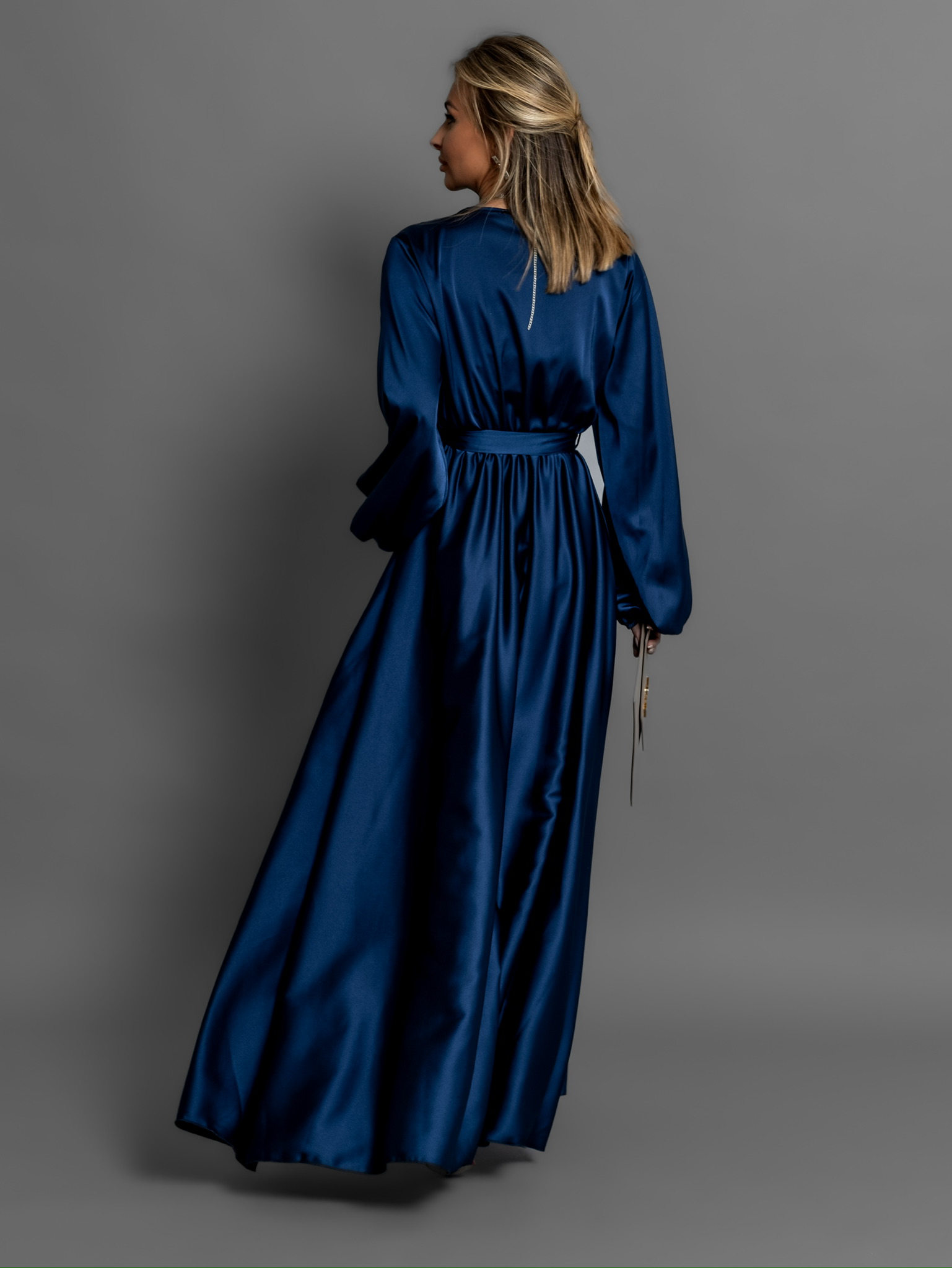 Tmavě modré dlouhé saténové šaty WOMAN s dlouhým rukávem - Obrázek 3