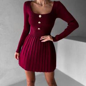 Vínové krátké plisované šaty LAKALA Velikost: S/M