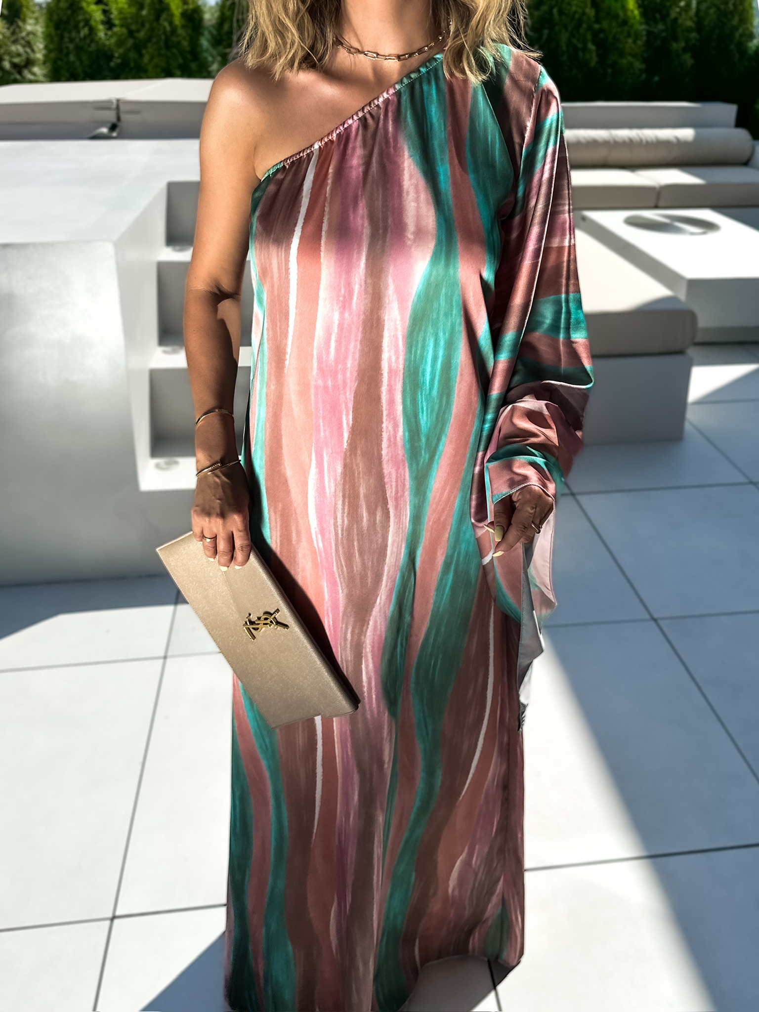 Zelené asymetrické saténové šaty BISTAR Velikost: ONESIZE - Obrázek 3