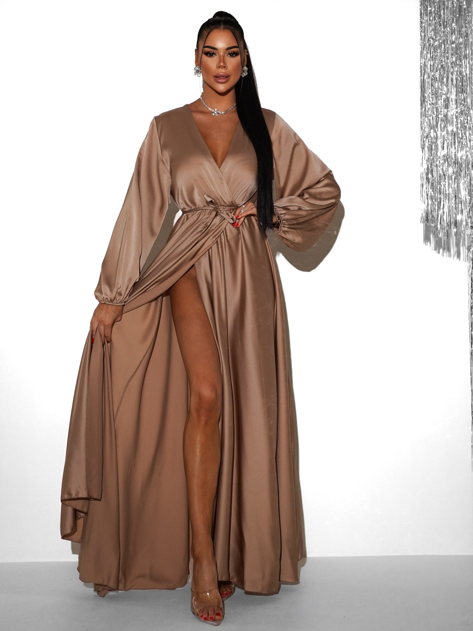 Zlaté elegantní šaty WOMAN s dlouhým rukávem