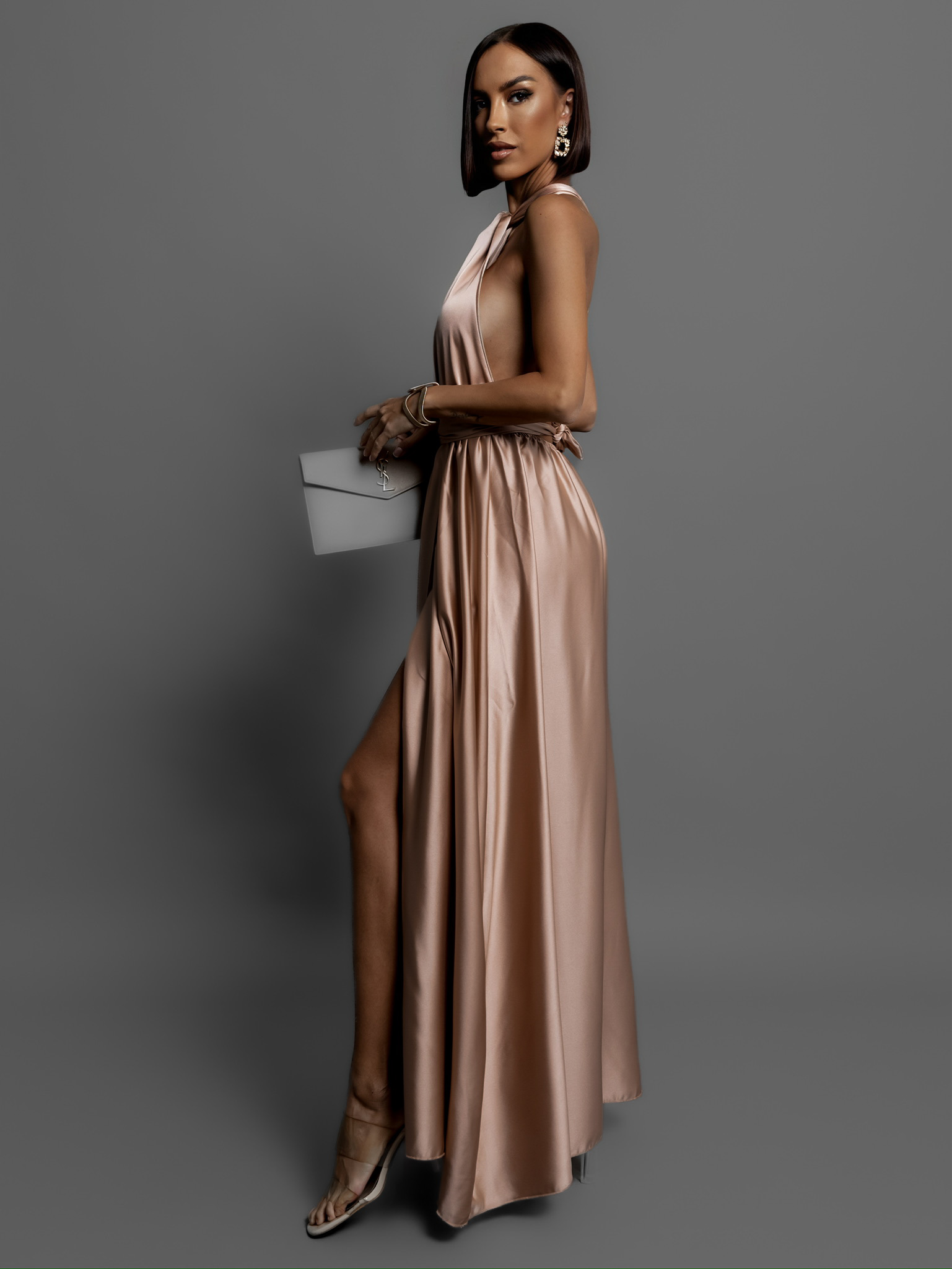 Zlaté lesklé šaty VALERDI s variabilním vázáním a rozparkem Velikost: ONESIZE - Obrázek 2