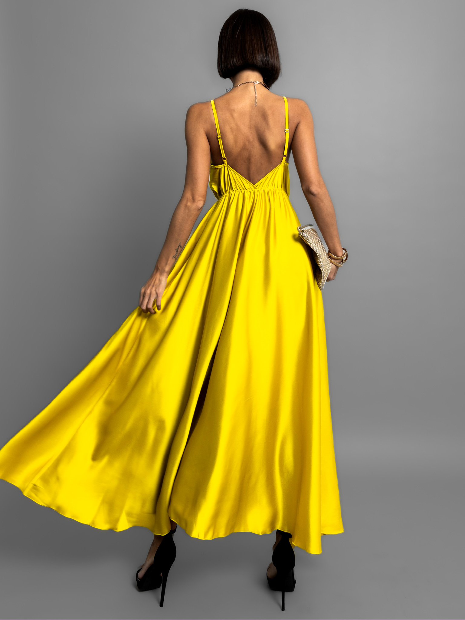 Žluté dlouhé lesklé šaty PERFECTLY - Obrázek 3