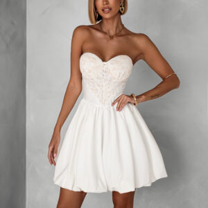 Bílé krátké šaty NAMSOSE s áčkovou sukní Velikost: S/M