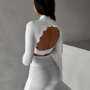 Bílý sportovní vlnkovaný top SIMAROA s holými zády Velikost: L