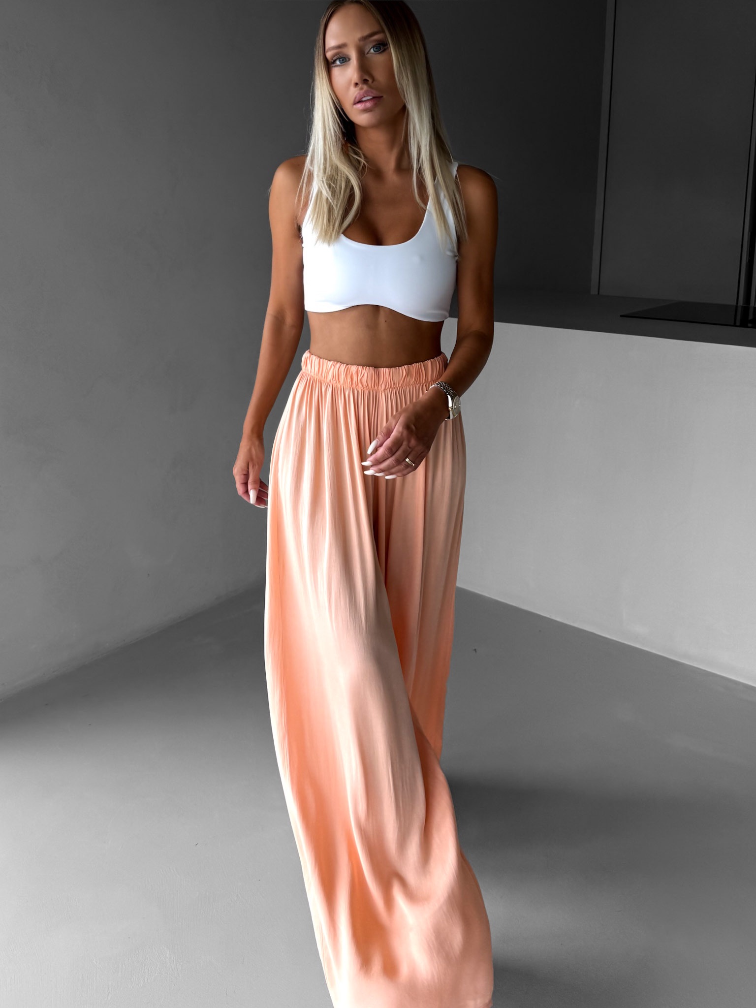 Meruňkové široké volné dlouhé kalhoty OLVIRA Velikost: Prodloužená délka - Obrázek 3