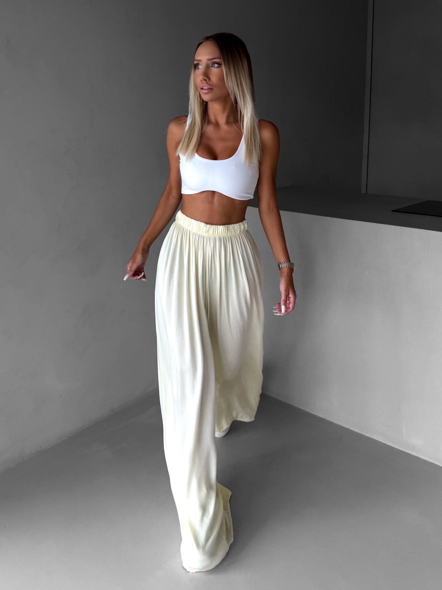 Vanilkové široké volné dlouhé kalhoty OLVIRA Velikost: Standardní délka - Obrázek 2