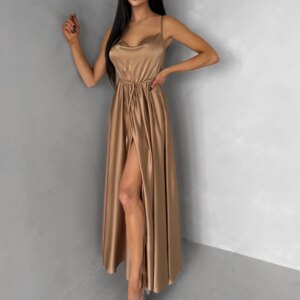 Hnědé lesklé elegantní šaty YASMINE s rozparkem